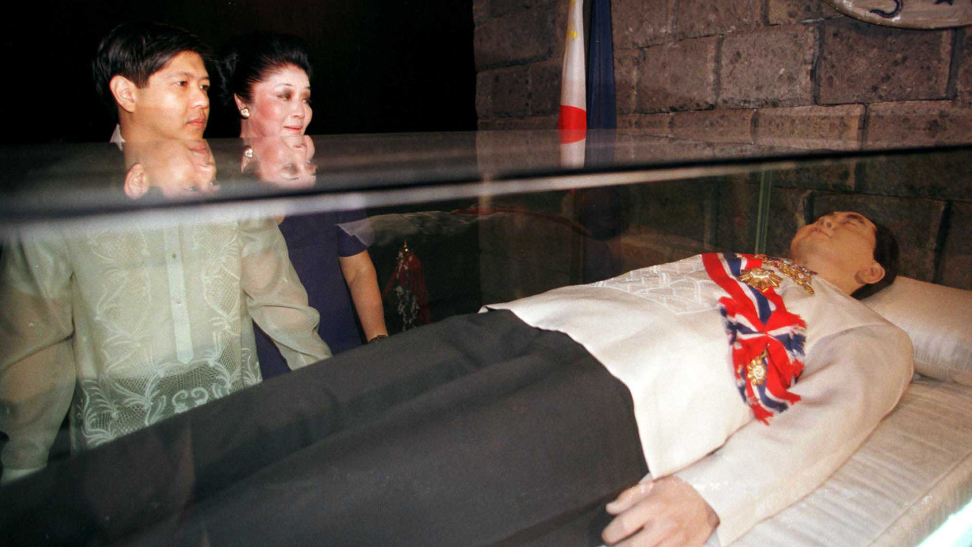 La ex primera dama Imelda Marcos y su hijo, Ferdinand Marcos Jr., miran el cuerpo embalsamado del dictador filipino Ferdinand Marcos en su ciudad natal en el norte de Filipinas