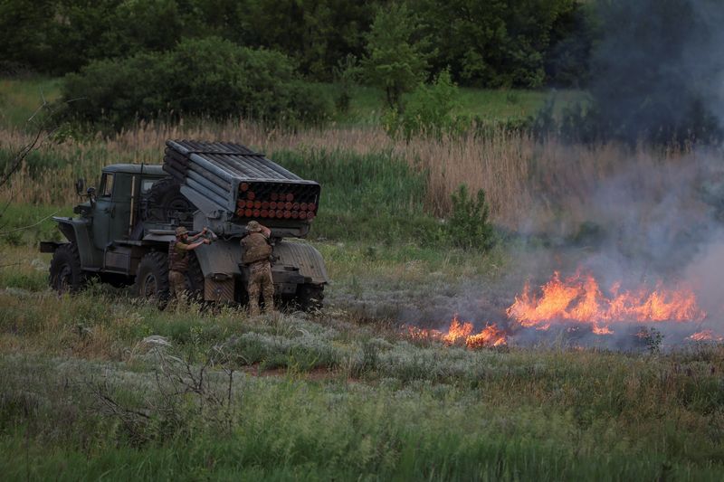 Soldados ucranianos trabajan con un sistema de lanzamiento de cohetes múltiples BM-21 Grad, en medio del ataque de Rusia a Ucrania, cerca de la ciudad de Bakhmut, región de Donetsk, Ucrania. 12 de junio de 2022. REUTERS/Gleb Garanich