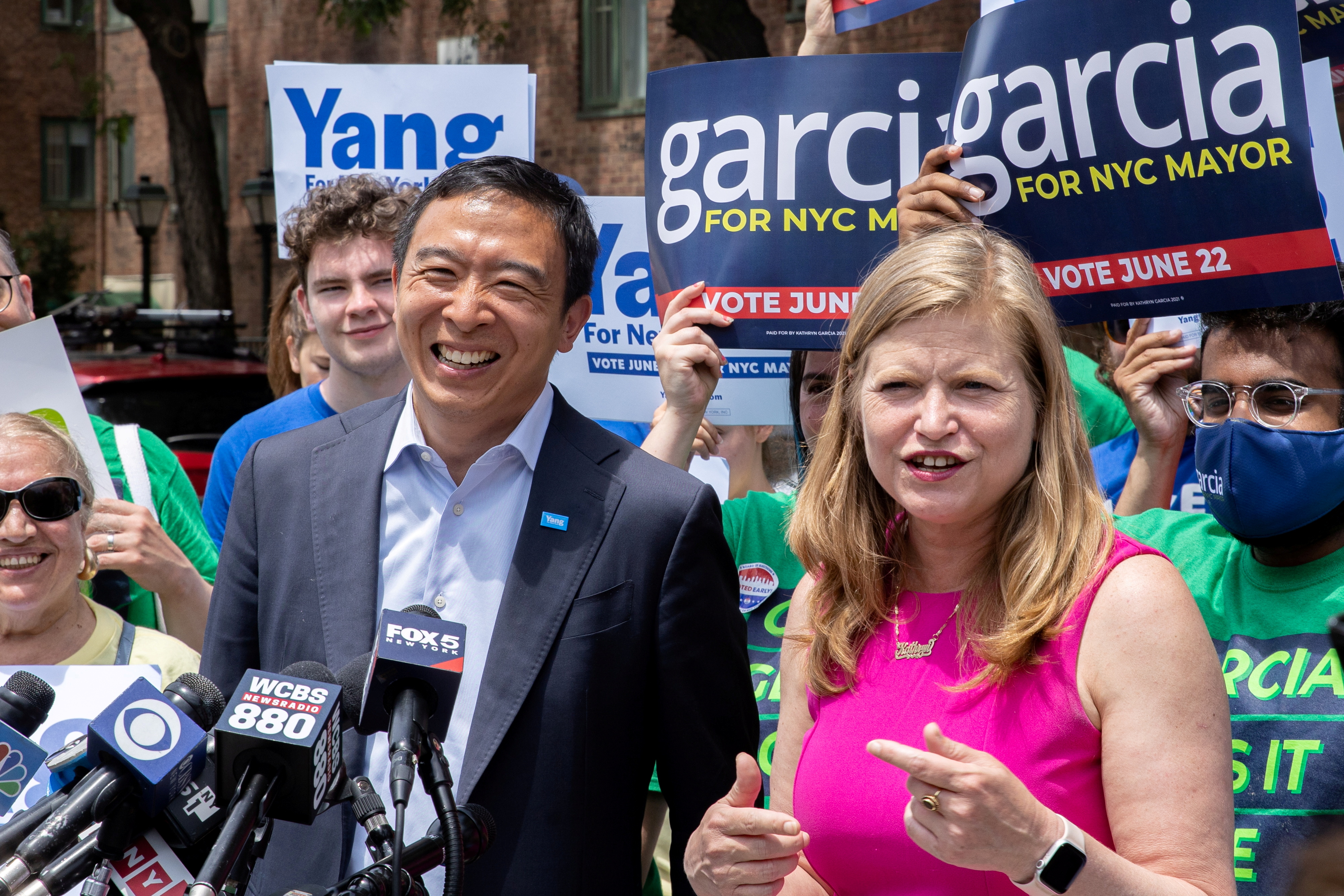 Ante el nuevo sistema de votación, Andrew Yang y Kathryn Garcia, aunque sean rivales, hicieron actos de campaña juntos (Reuters)