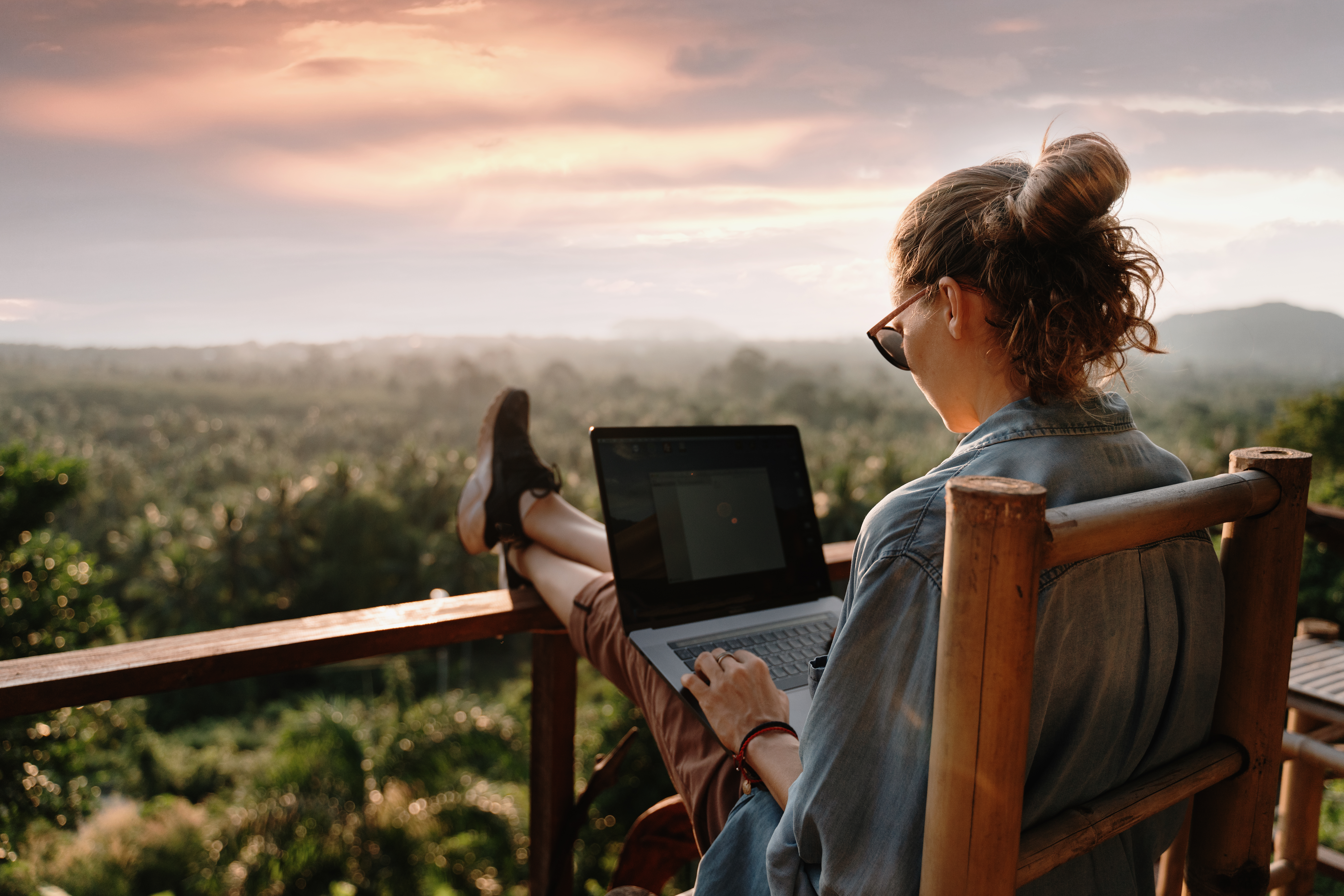 La llamada “workation” permite alargar la estancia en segundas residencias o en sitios de veraneo, programar viajes por más tiempo con la familia o amigos (Shutterstock)