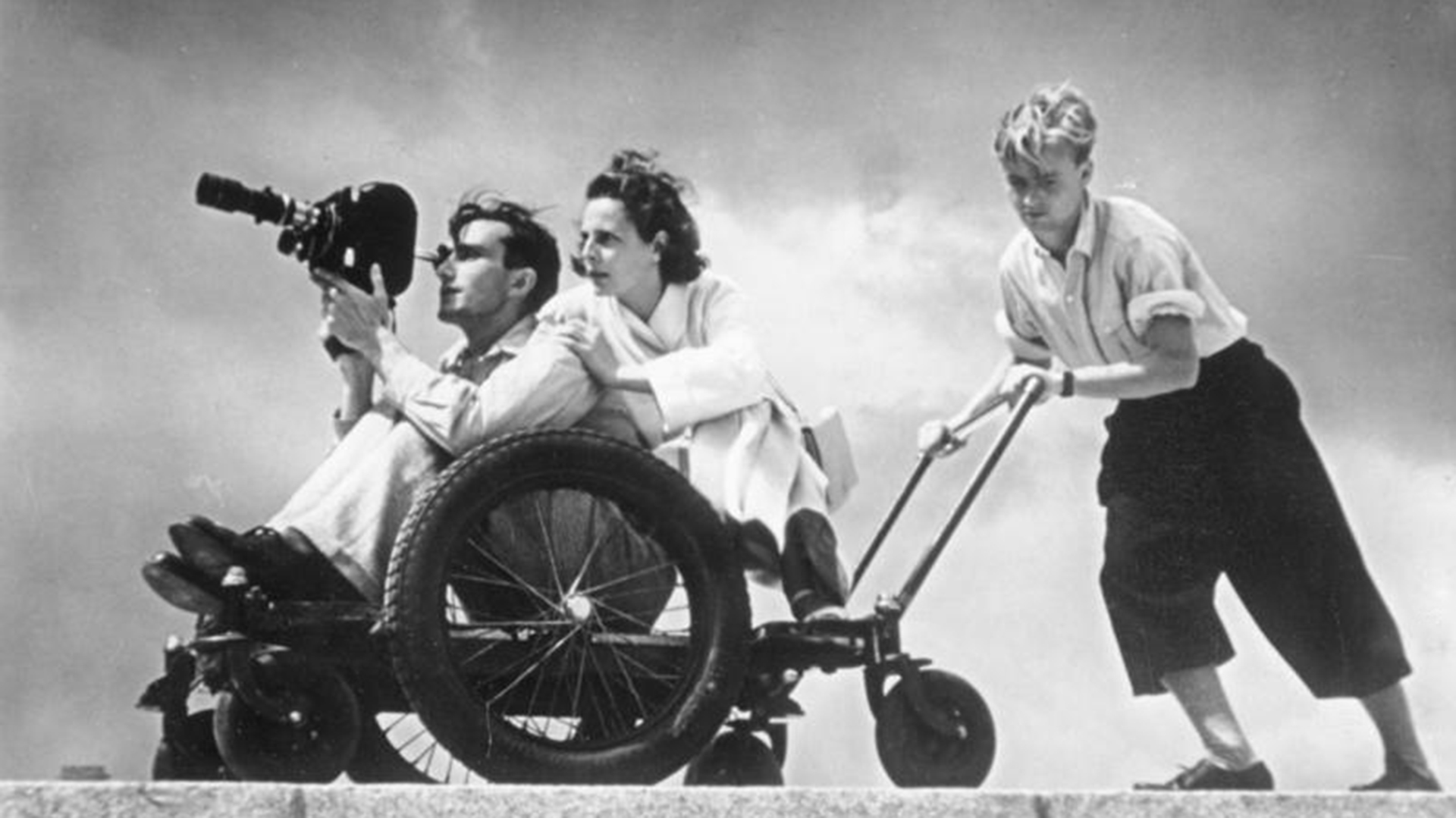 Leni Riefenstahl rodando los juegos olímpicos de Berlín en 1936. La directora fue elegida por Goebbels y Hitler para ser la cineasta del régimen (Bundesarchiv Bild) 
(German Federal Archives / Wikimedia Commons, CC BY-SA)