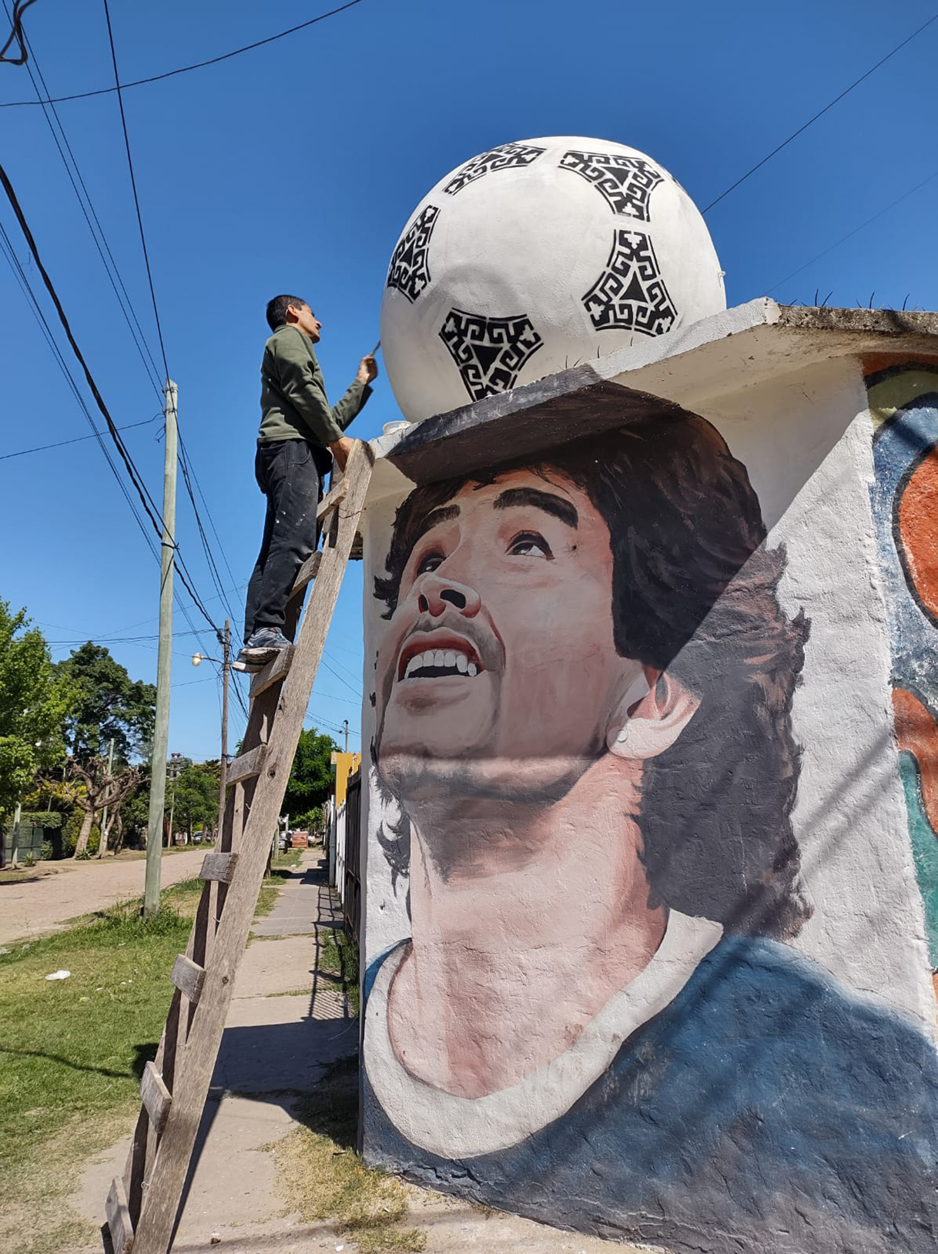 Fernando le da el color definitivo a la pelota, la misma que Diego acariciaba durante el Mundial 86