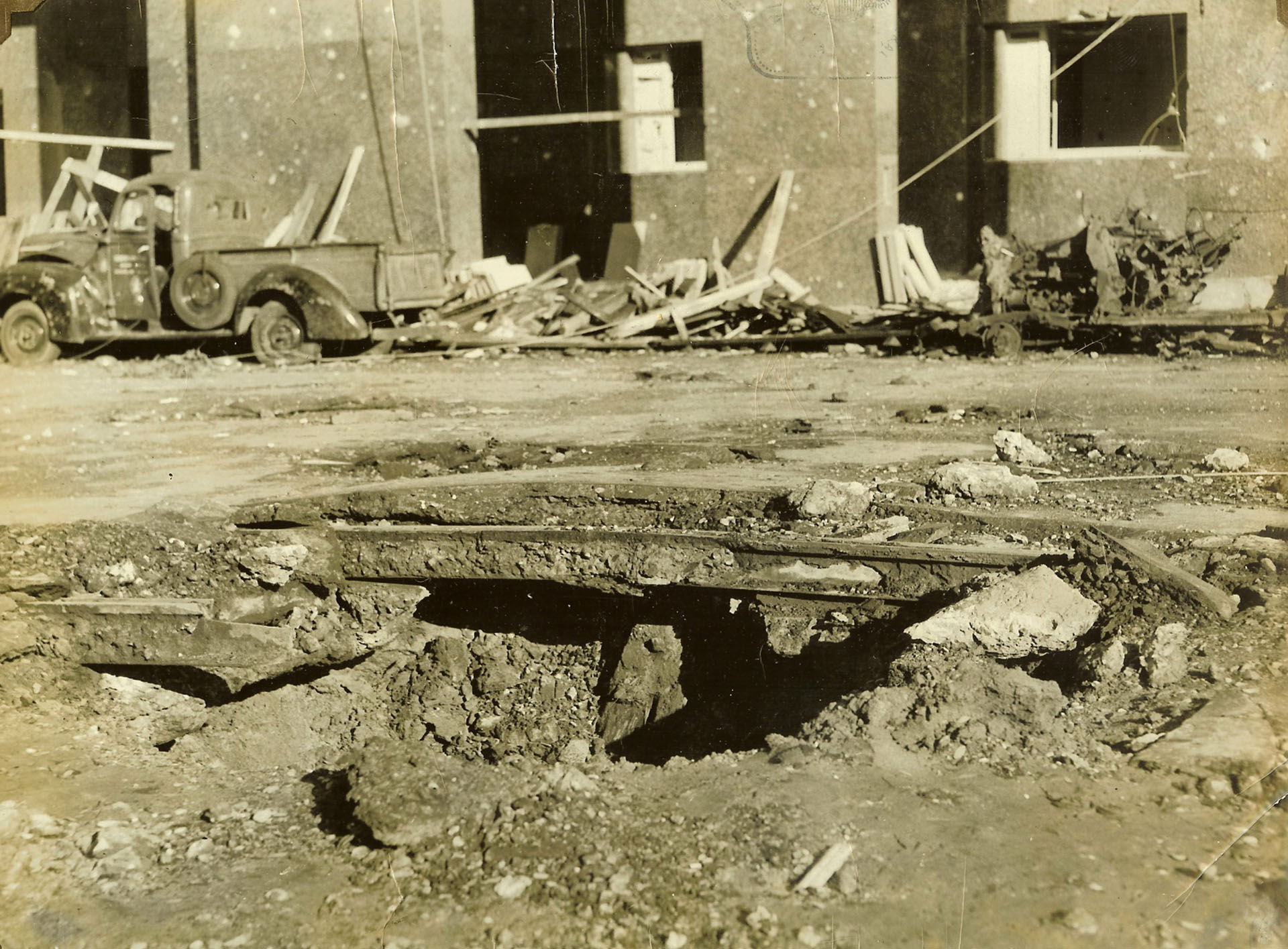 Paseo Colón entre Alsina e Hipólito Yrigoyen. Cráter producido por las bombas arrojadas sobre la población civil.