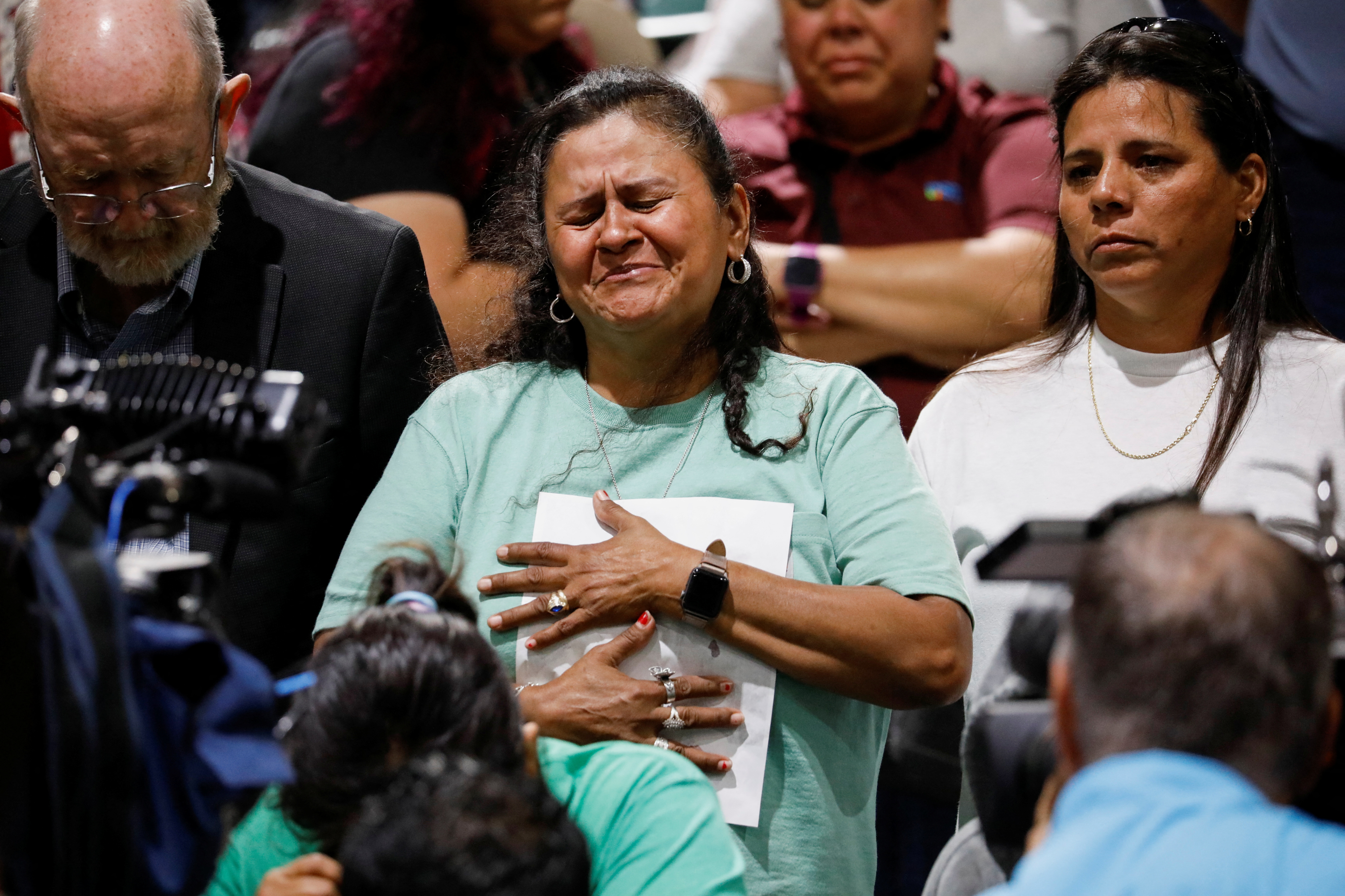 Familiares de las víctimas lloran durante la vigilia por las víctimas de la masacre de Texas