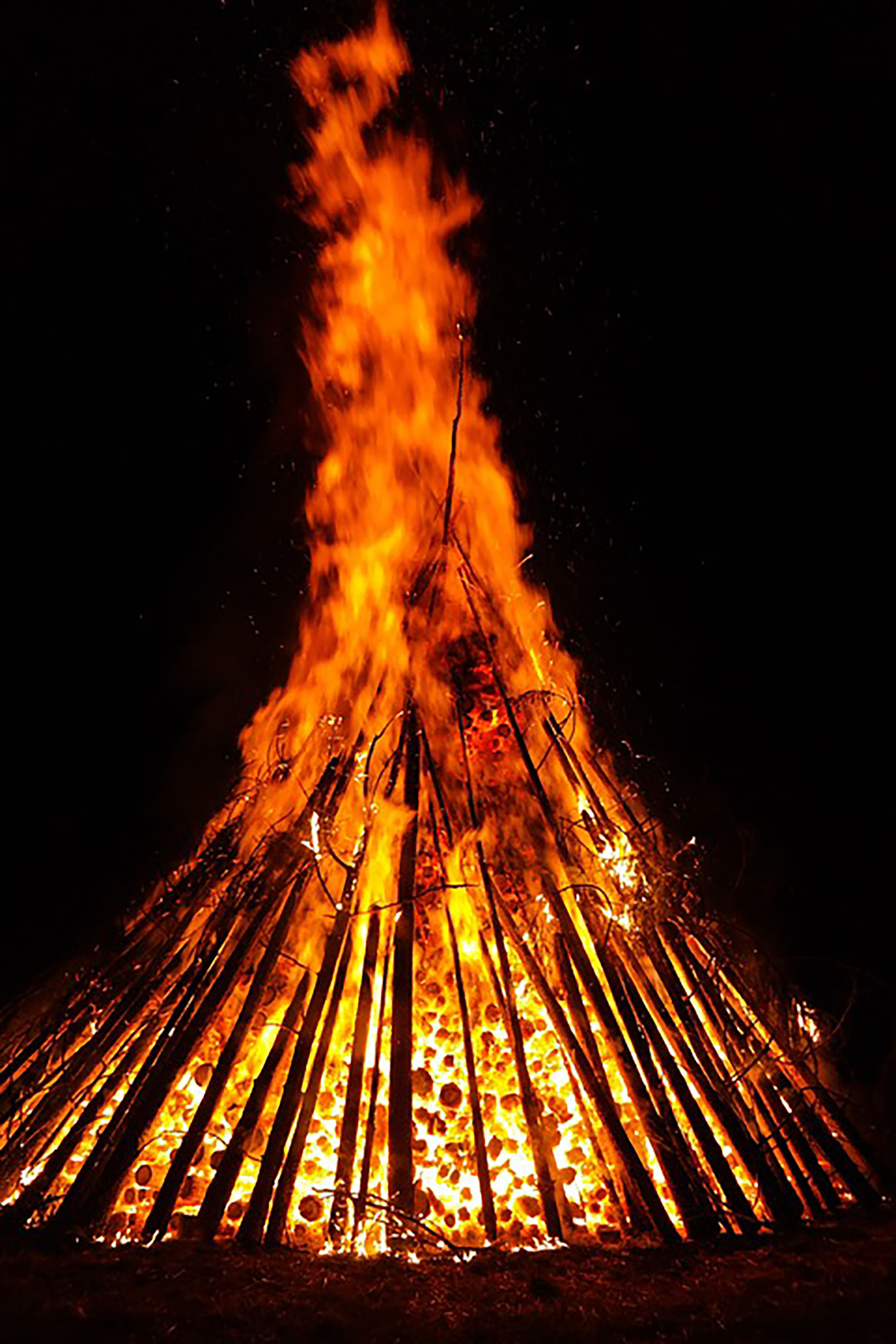En India la tradición para recibir el nuevo año es crear una fogata para quemar y olvidar los malos momentos