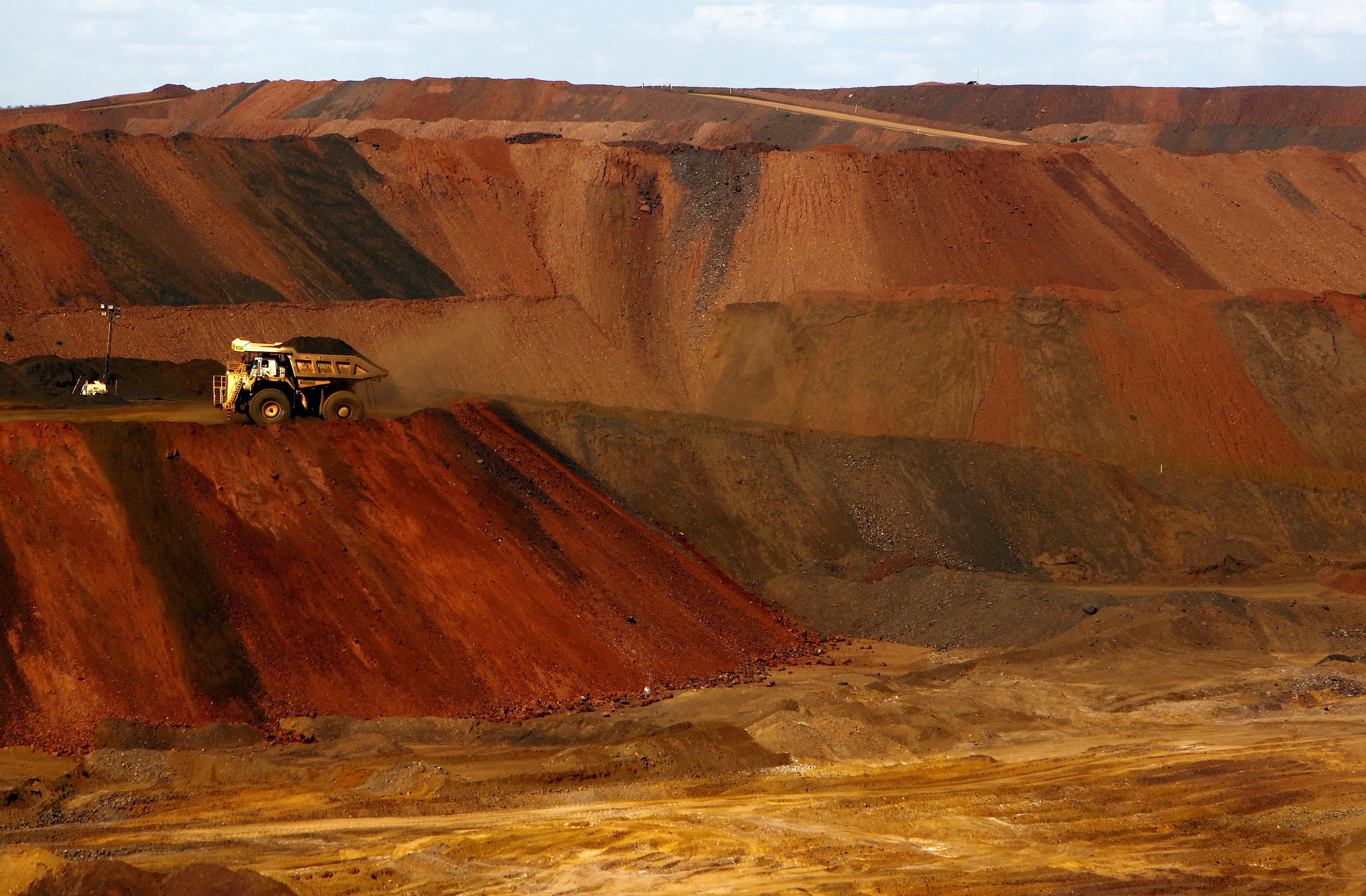 Un camión que transporta mineral de hierro se mueve a lo largo de una carretera en la mina de mineral de hierro Christmas Creek de Fortescue Metals Group (FMG), ubicada al sur de Port Hedland en la región de Pilbara en Australia Occidental, el 17 de noviembre de 2015. (REUTERS/Jim Regan/Foto de archivo)