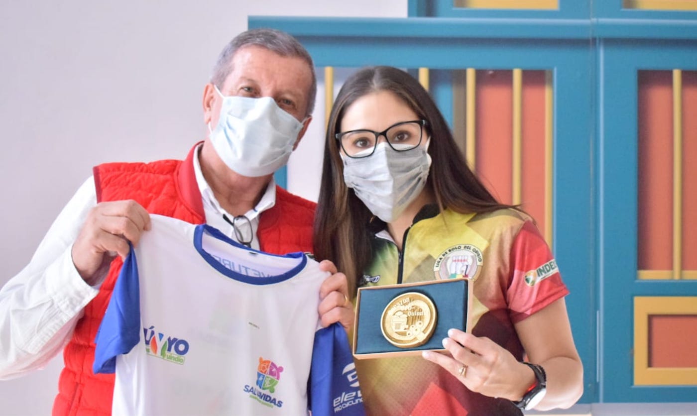 Clara Juliana Guerrero recibió la medalla ‘Quindío Corazón de Oro’ como un reconocimiento por su carrera deportiva. Foto: Gobernación del Quindío