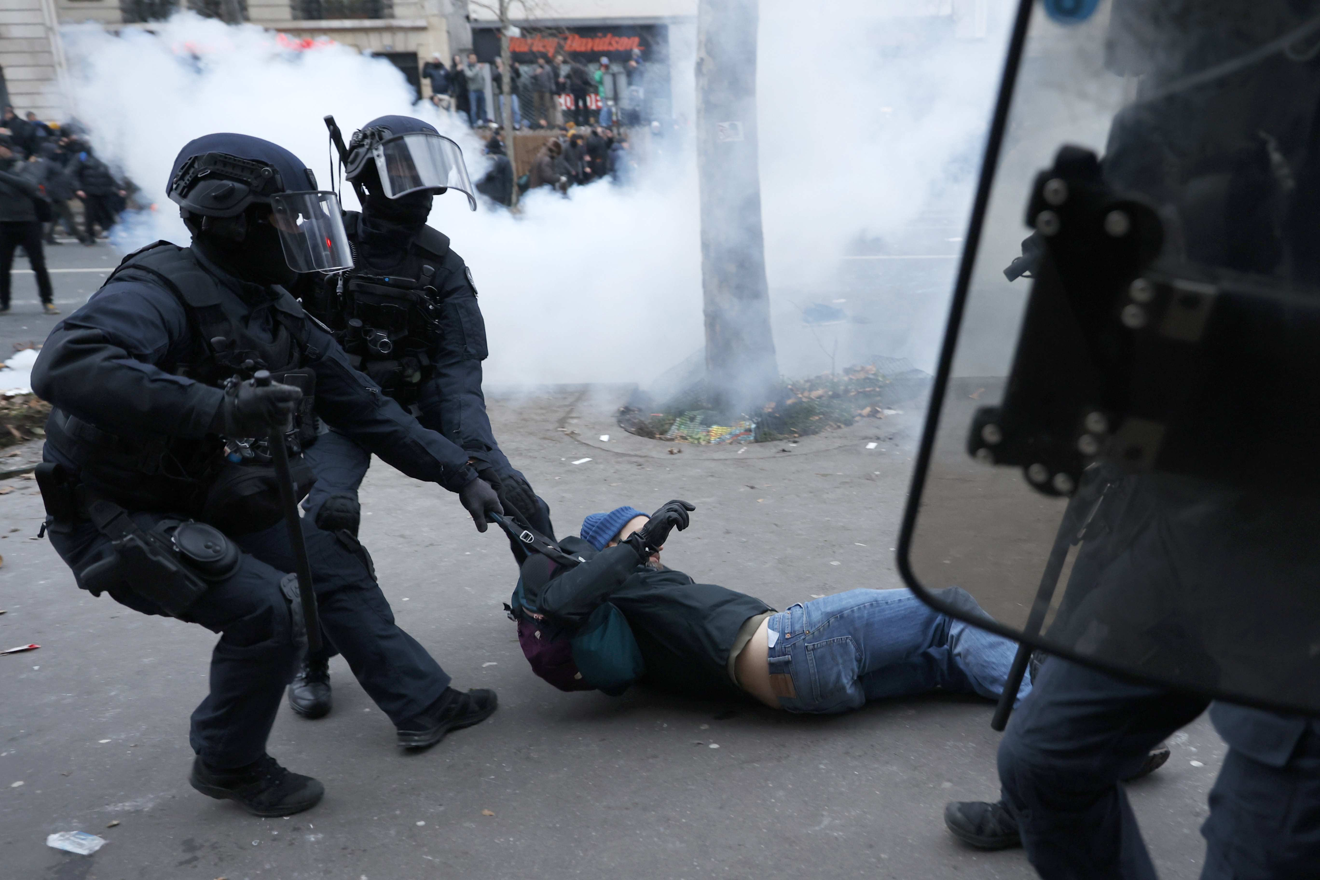 Policías antidisturbios arrastran a un manifestante durante una protesta contra las reformas al sistema de pensiones propuestas por el presidente Emmanuel Macron, el jueves 19 de enero de 2023 en París. (AP Foto/Lewis Joly)