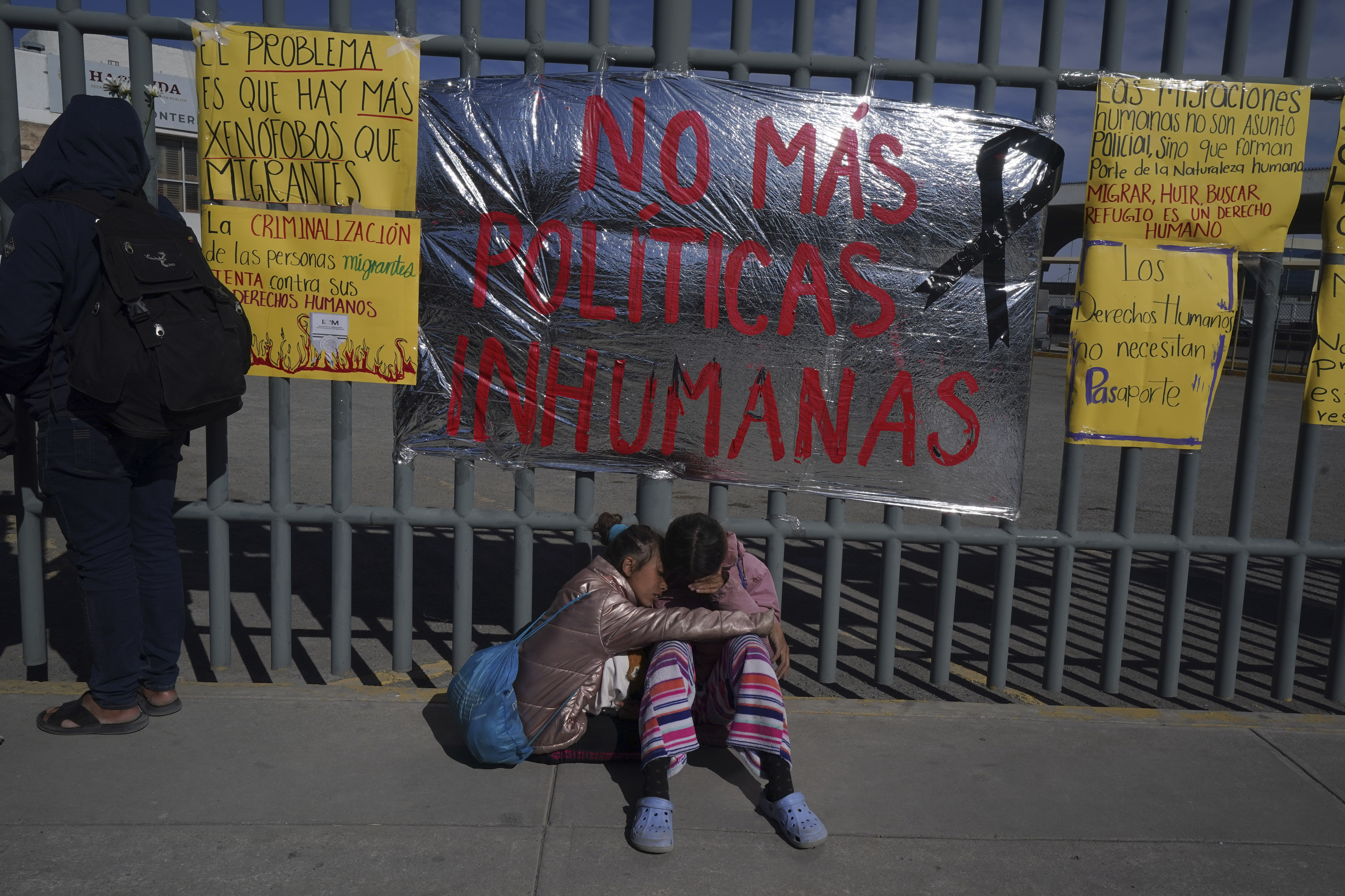 Dos hermanas venezolanas se consuelan tras un incendio que mató a docenas de personas, en Ciudad Juárez, México (AP Foto/Fernando Llano)