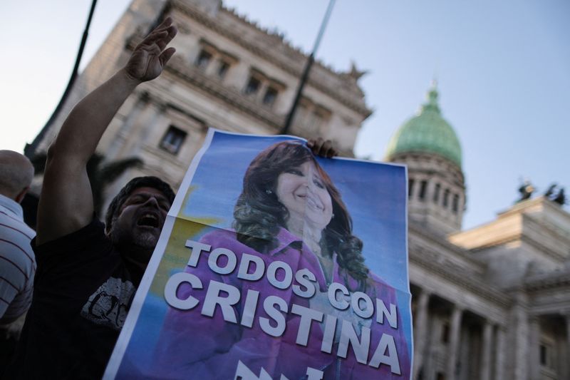 Después de ser condenada a seis años de presión, Cristina Fernández de Kirchner anunció que no se presentará a ningún cargo público en 2023  REUTERS/Agustin Marcarian