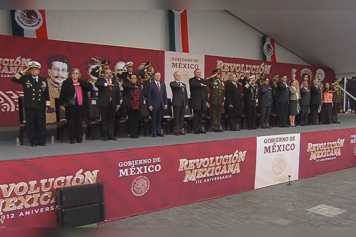 El presidente López Obrador estuvo acompañado por los secretarios de la Defensa y la Marina, Luis Cresencio Sandoval y Rafael Ojeda (Foto: Twitter@SEDATU_mx)