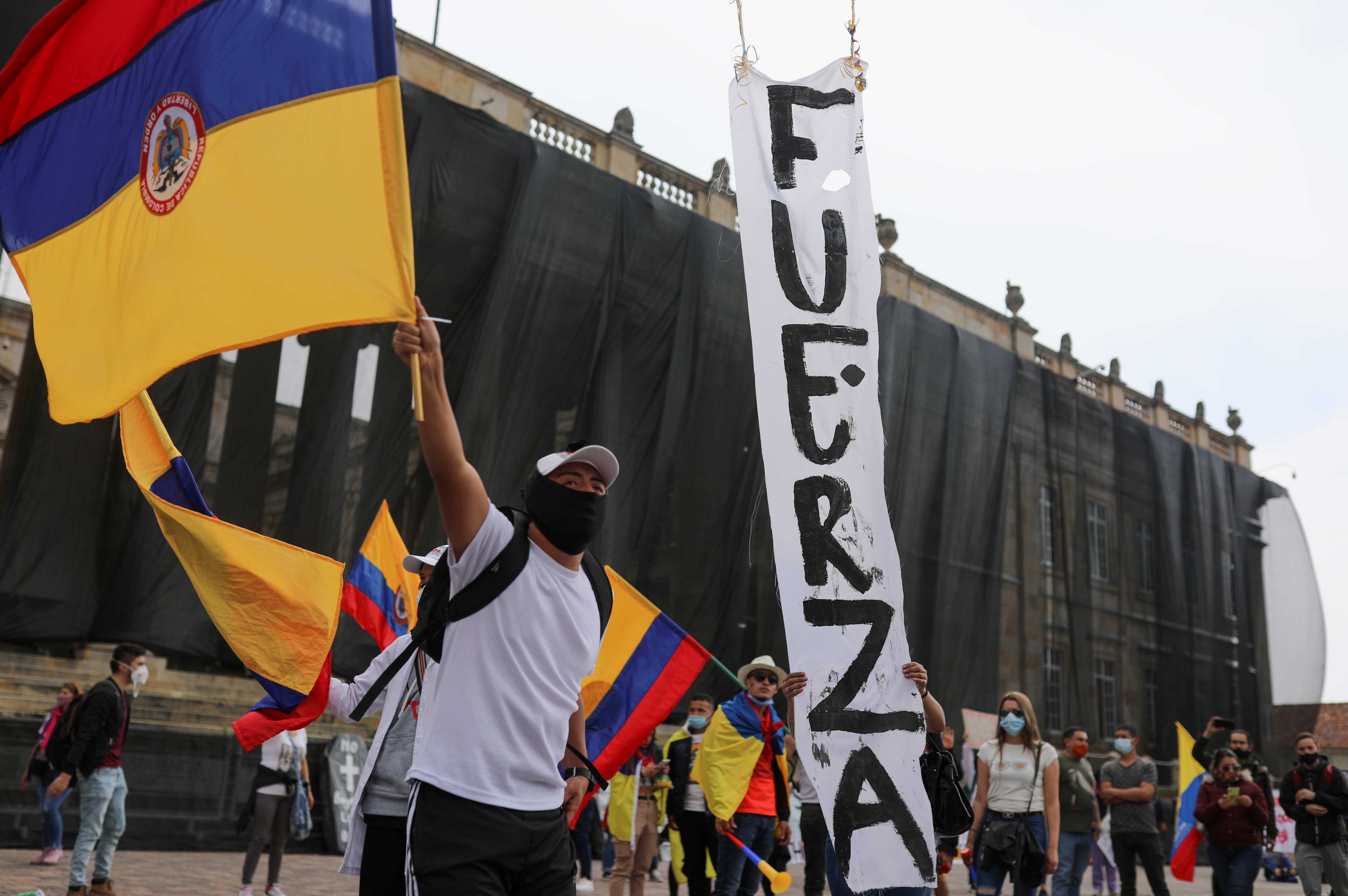 Las protestas que completan una semana en Colombia y que comenzaron por el rechazo ciudadano a un ambicioso proyecto de reforma fiscal abrieron una crisis en el Gobierno del presidente Iván Duque (Reuters/ Luisa González)