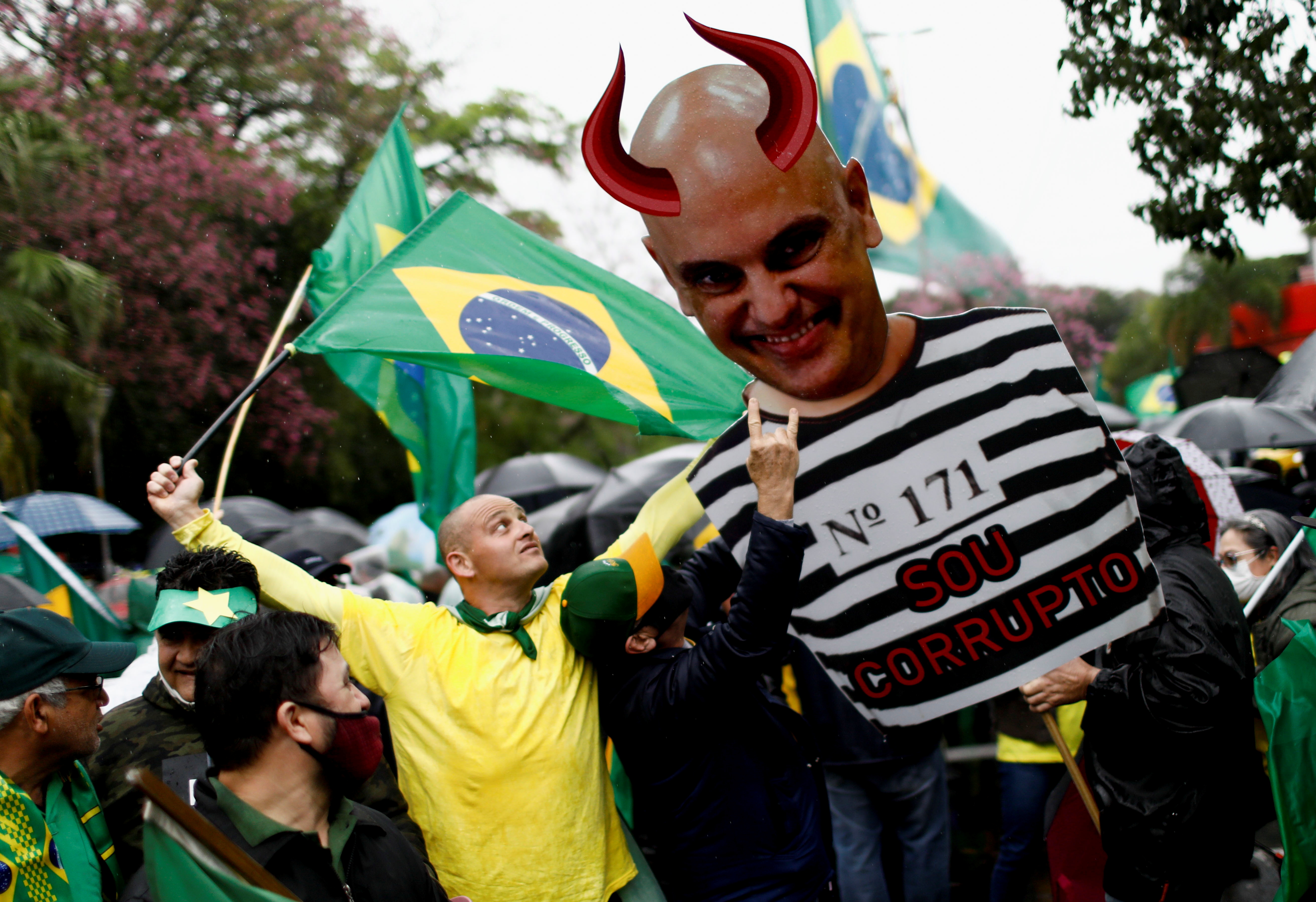 Seguidores del presidente Jair Bolsonaro se manifiestan con un muñeco de cartón que representa al juez Alexandre de Moraes en una muestra de apoyo a sus ataques contra el Tribunal Supremo, en Porto Alegre