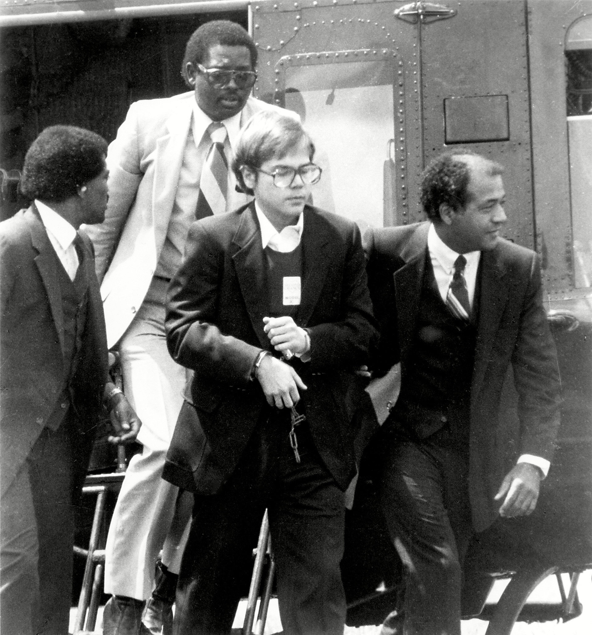 John Hinckley Jr. con agentes federales en la Base de Marines de Quantico tras su ataque a Reagan (Foto de Everett/Shutterstock)