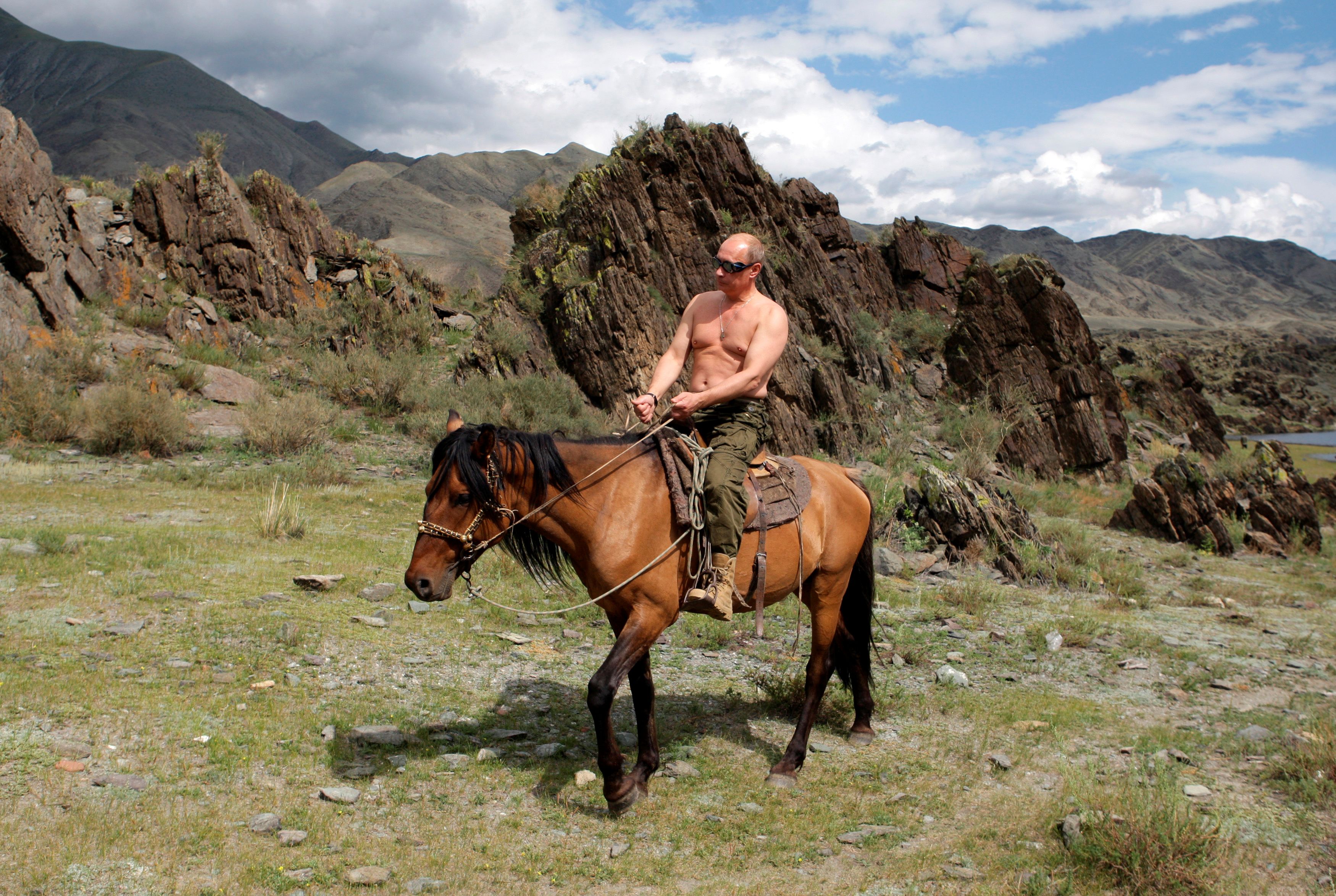 La famosa foto de Putin, montando a caballo en la región de Tuva, al sur de Siberia, Rusia, el 3 de agosto de 2009 (REUTERS)