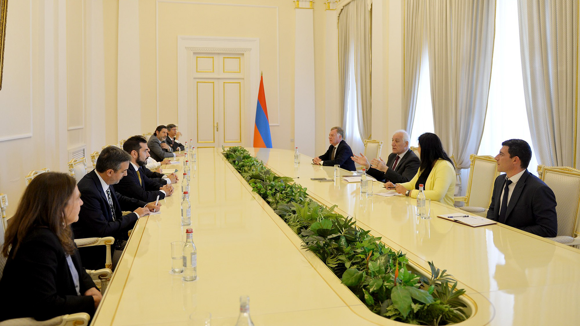 El presidente armenio, Vahagn Khachaturyan, brindó una entrevista en el palacio presidencial de Ereván, de la que participó Infobae (@President_Arm)