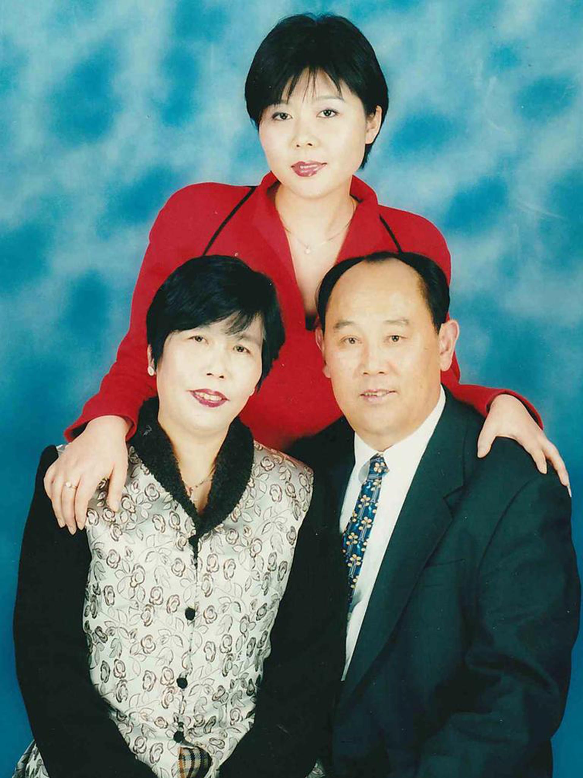 Whitney Duan junto a sus padres