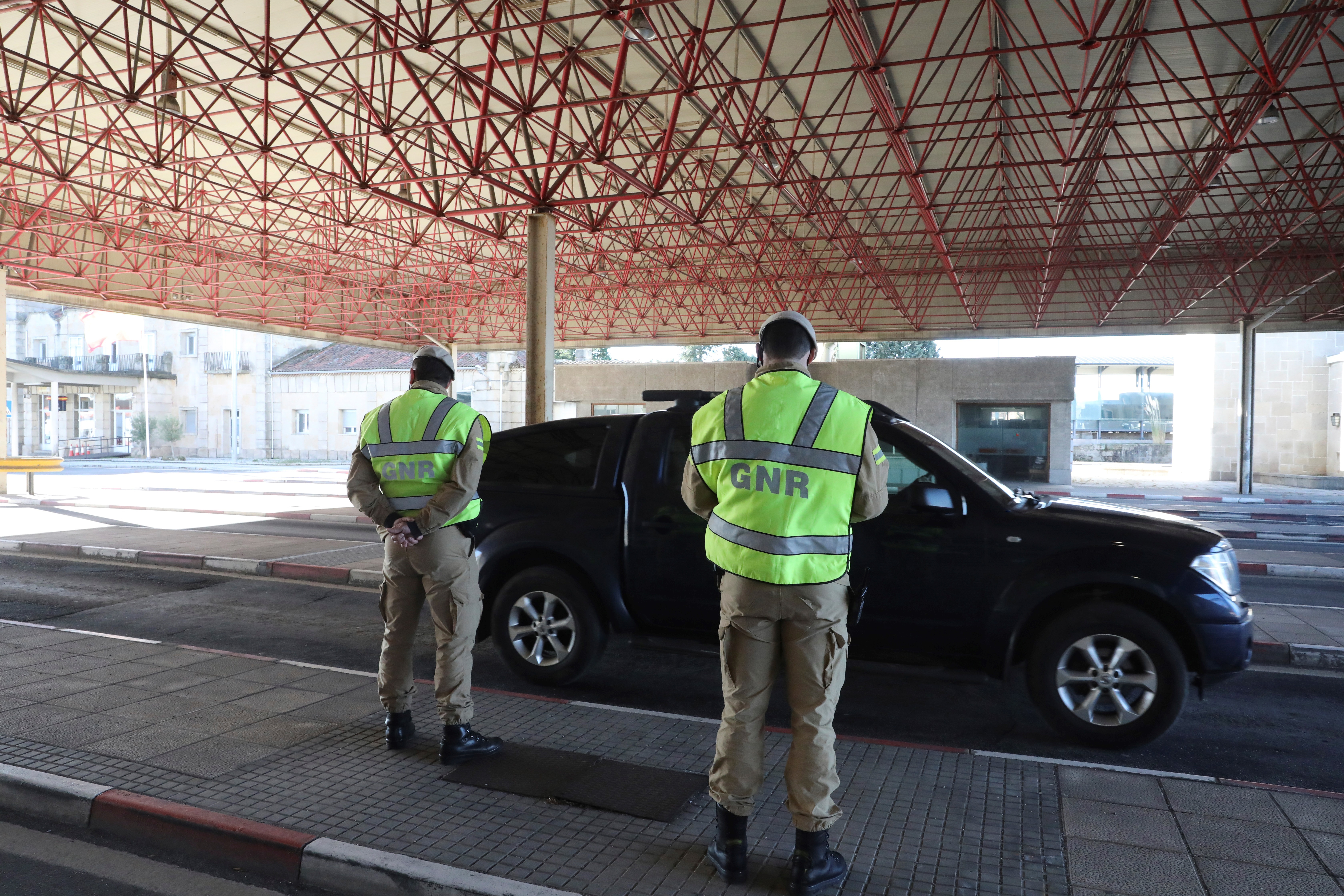 Agentes de la Guardia Nacional Republicana (GNR) controlan la entrada de vehículos en Portugal. EFE/ Carlos Garcia
