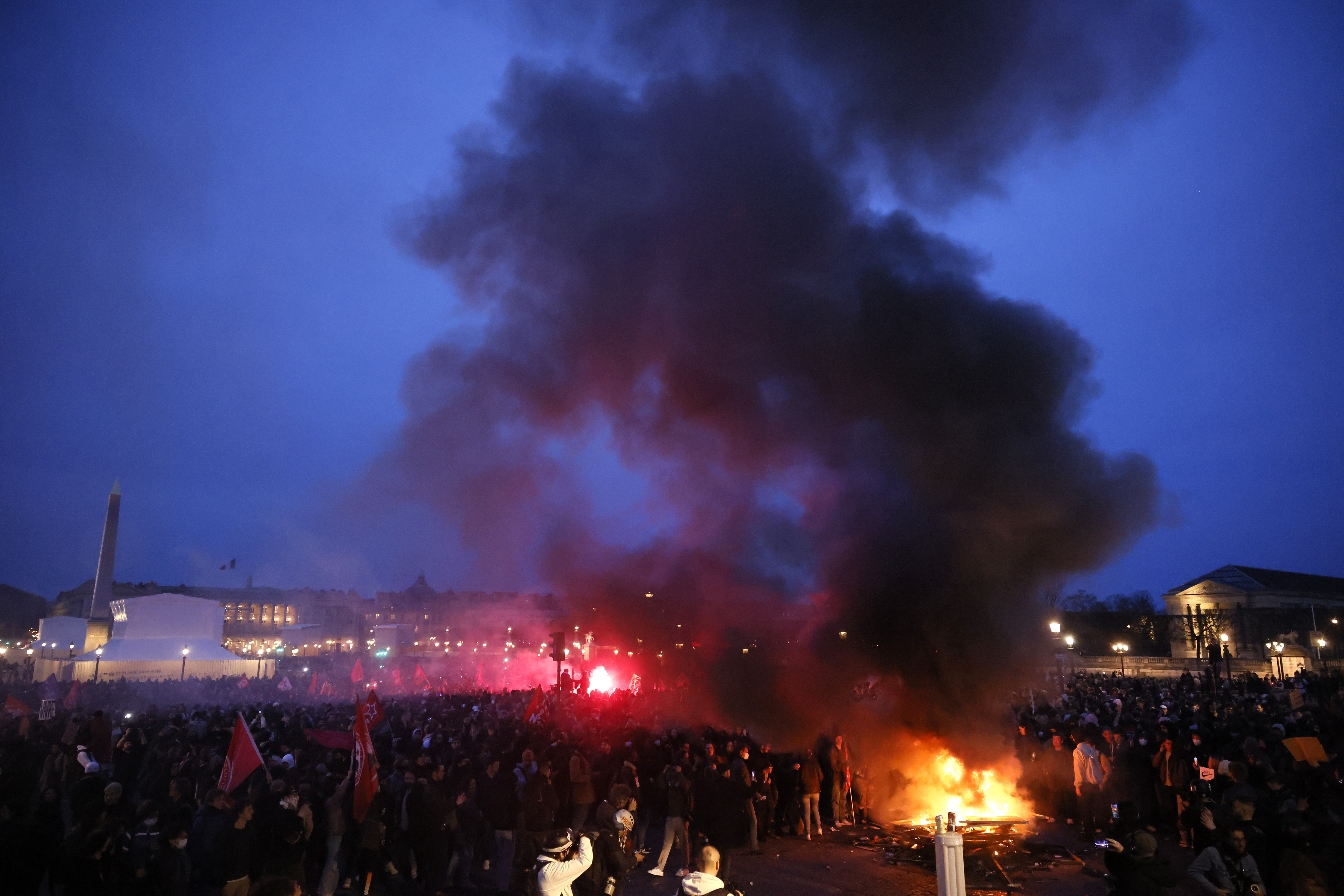 Protestas se intensificaron en Francia tras imposición por decreto de la reforma de pensiones