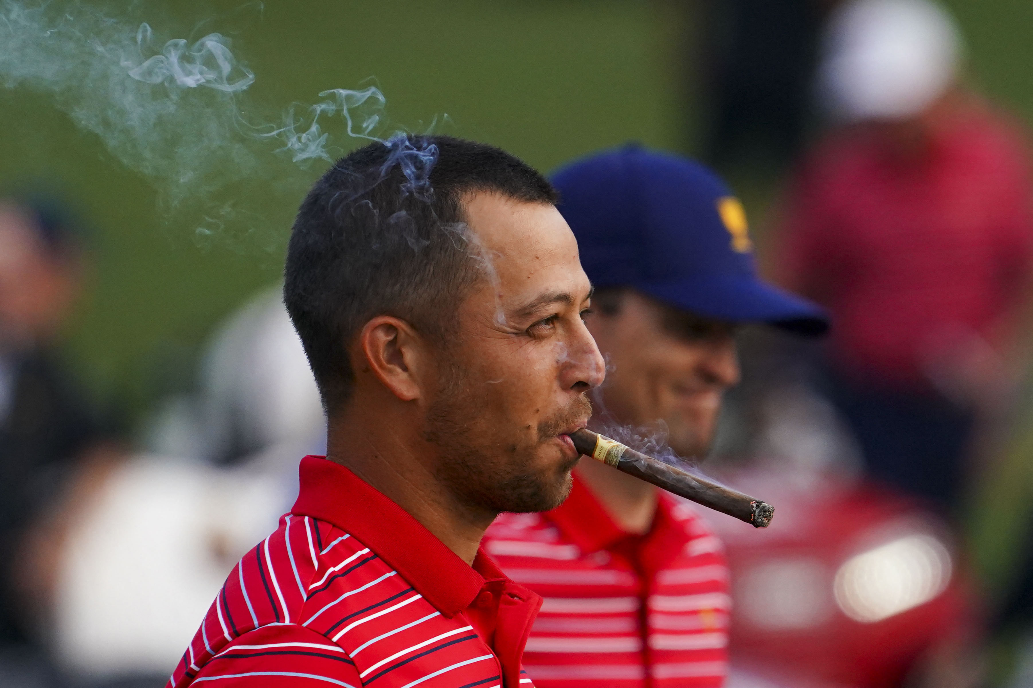 El golfista estaounidense Xander Schauffele fuma un cigarro en la última jornada del torneo que consagró a su equipo