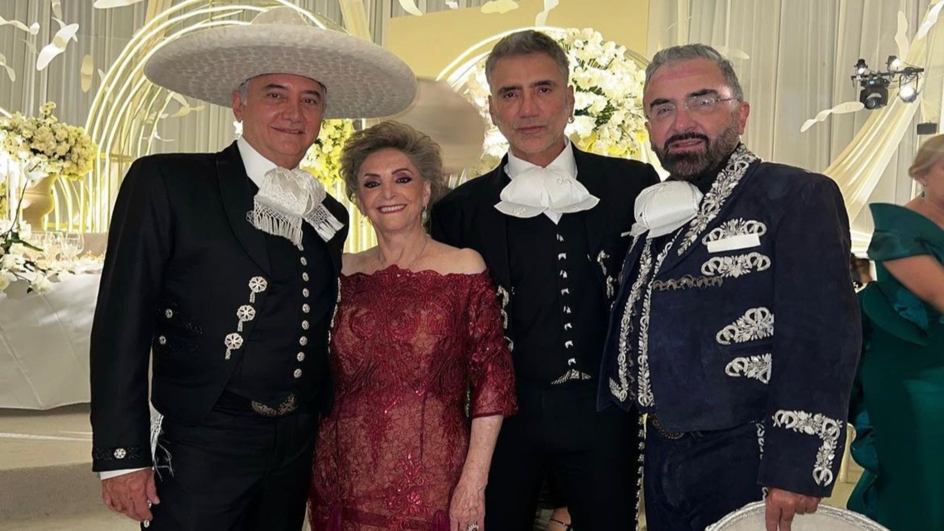 "Los Tres Potrillos posando junto a su madre en la boda de Gerardo Jr. 
(Foto: Instagram/@alexoficial)