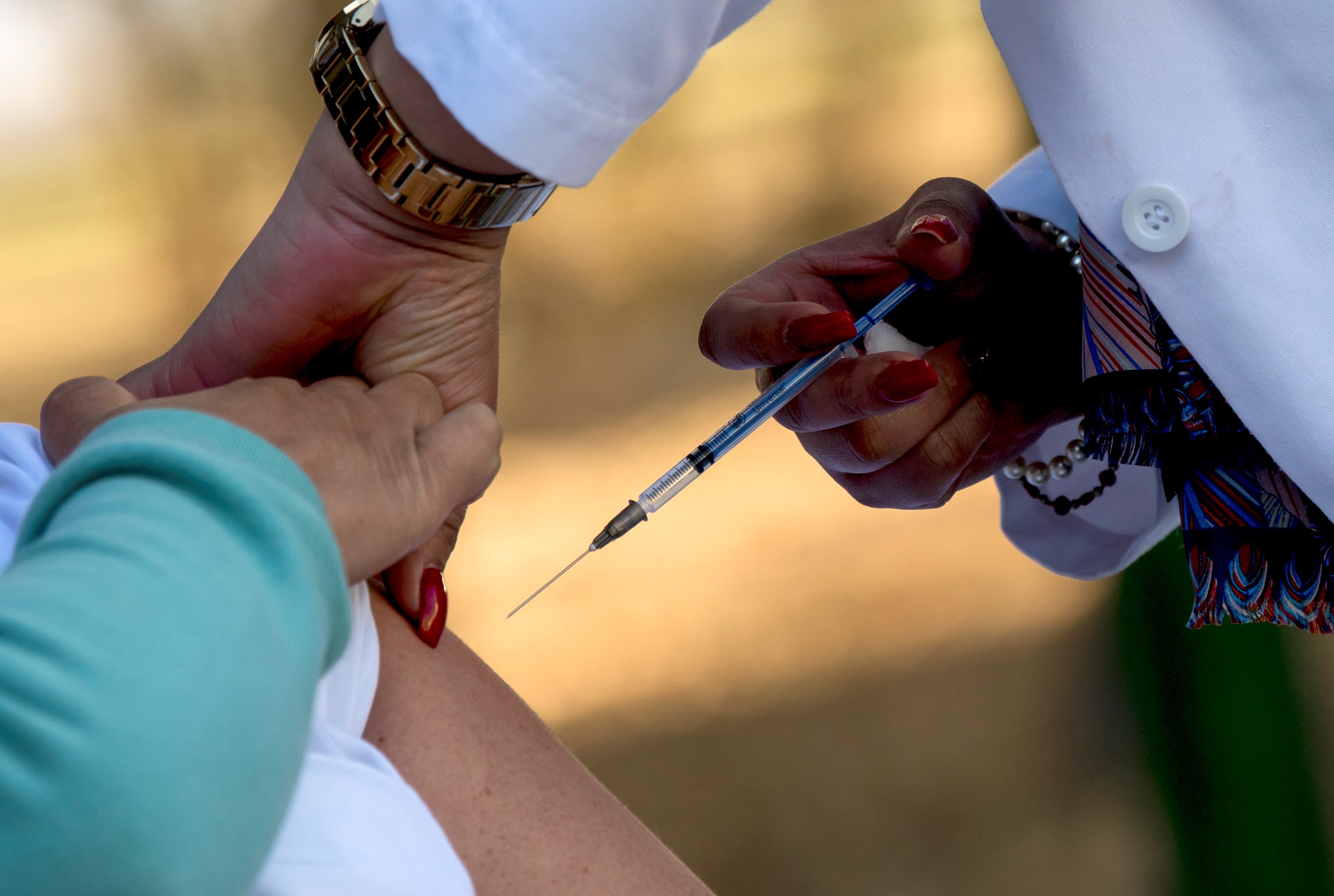 Un miembro del personal sanitario aplica la vacuna de Pfizer-BioNTech contra el coronavirus a una persona en las instalaciones del Hospital Militar Regional de Especialidades, el 7 de enero de 2021, en Monterrey, estado de Nuevo León (México). EFE/ Miguel Sierra

