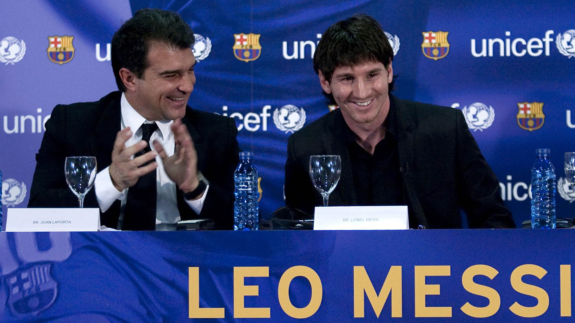 Sonrisas entre Joan Laporta y Leo Messi en una conferencia de prensa en 2006 (AFP PHOTO / JOSEP LAGO)