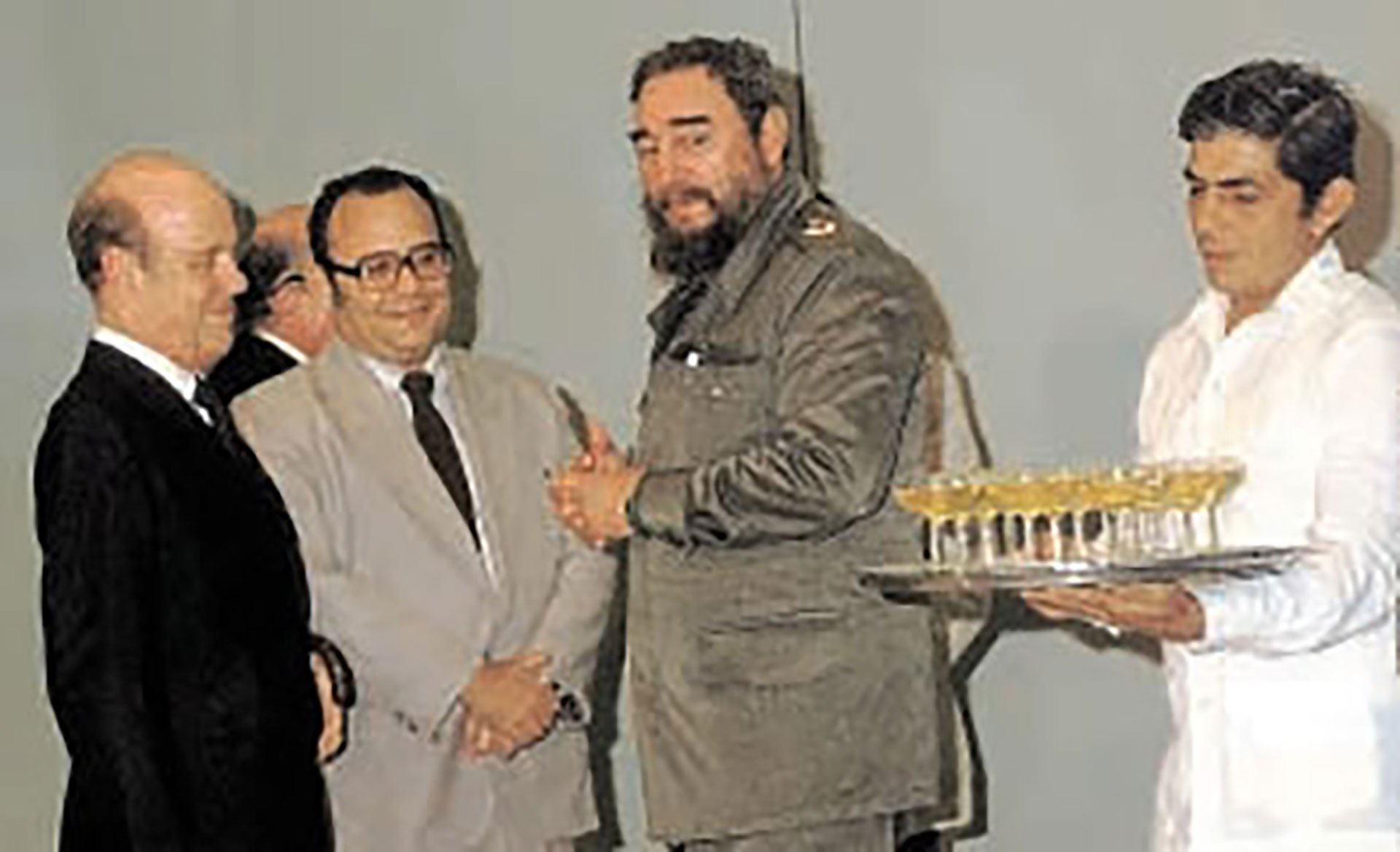 Sonrisas y champagne entre el canciller de la dictadura argentina, Nicanor Costa Méndez, y Fidel Castro