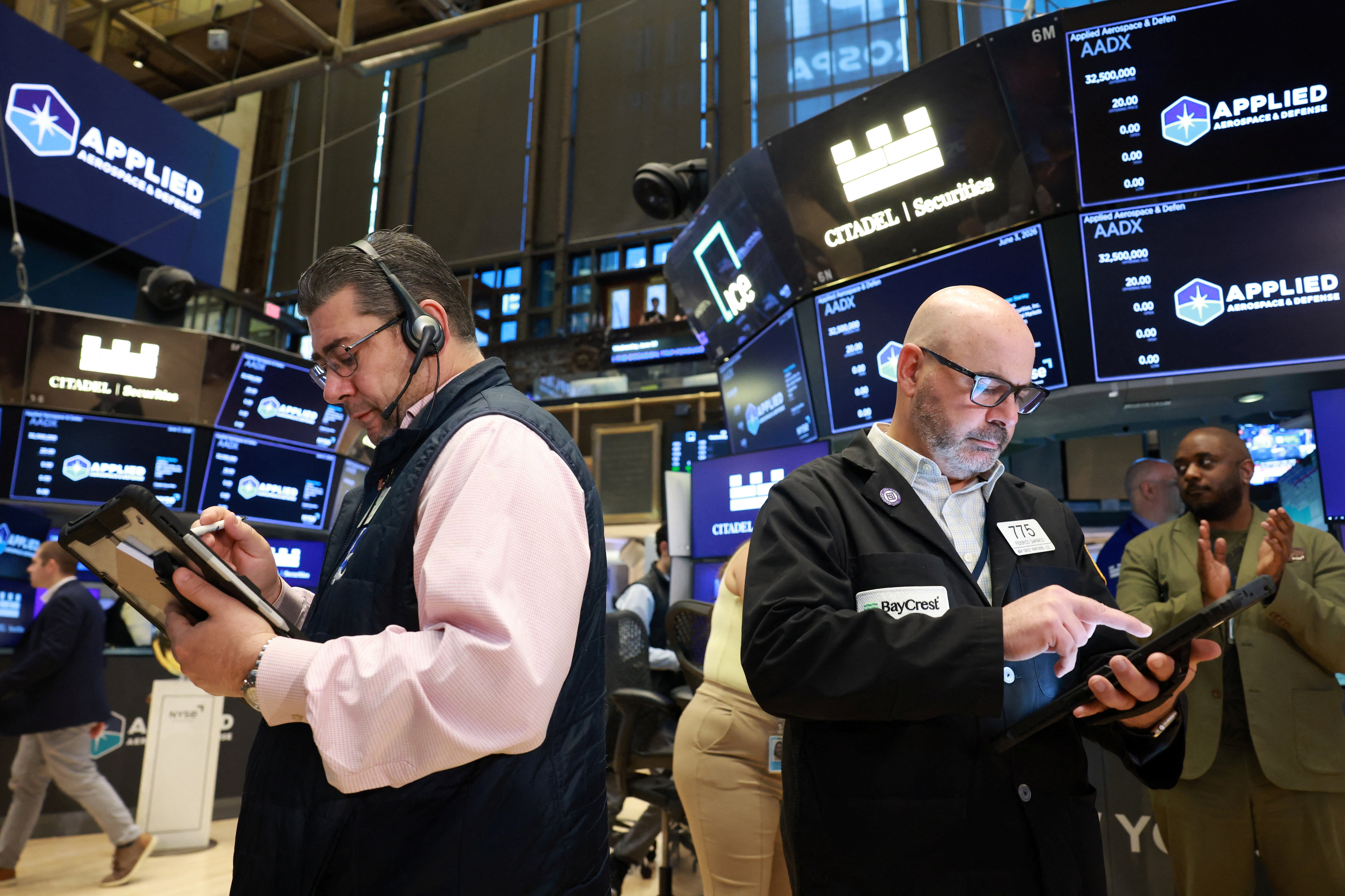 Jornada financiera: el riesgo país encadenó la cuarta baja consecutiva y se alejó de los 500 puntos