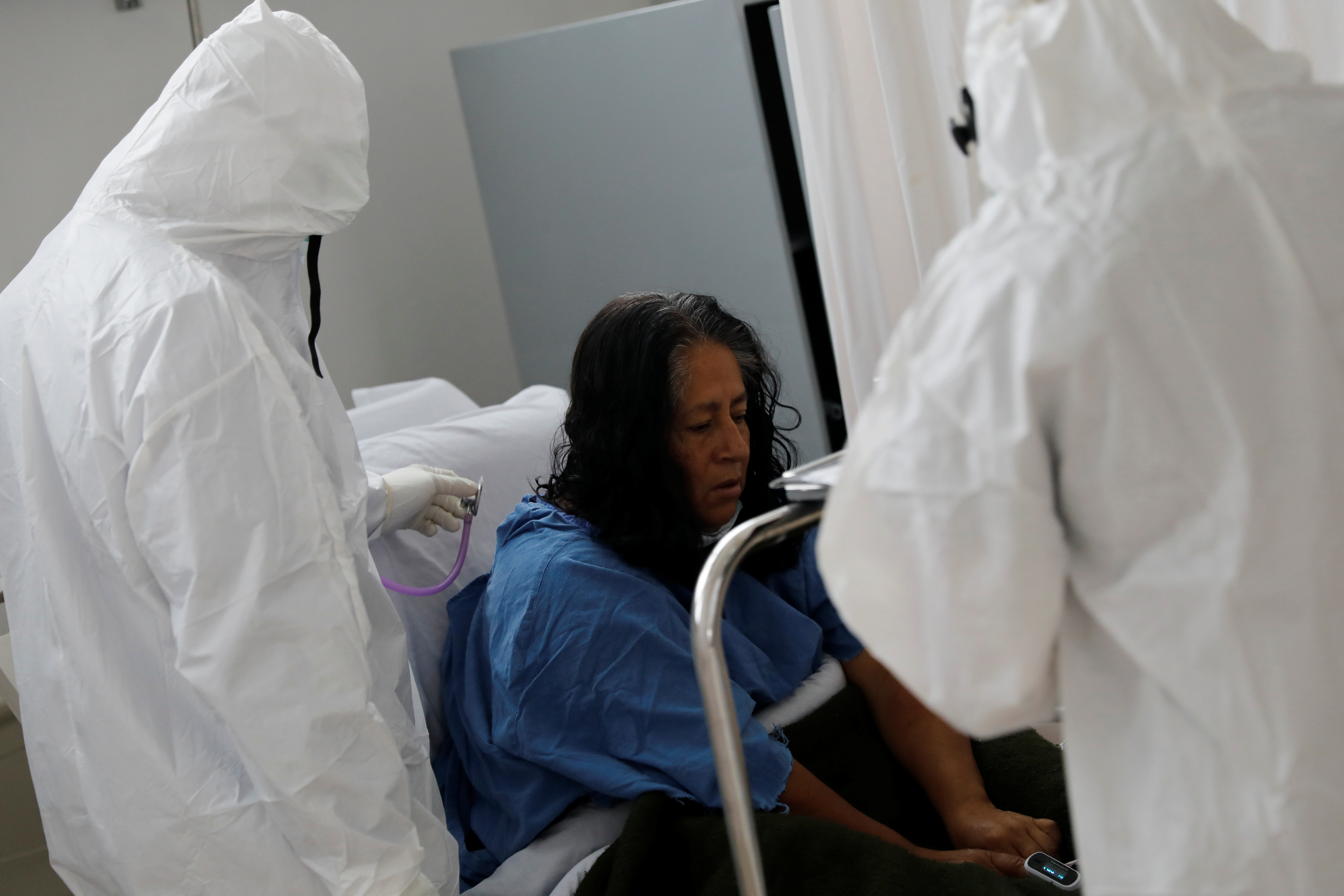 Los médicos todavía están aprendiendo a implementar tratamientos contra el nuevo virus - REUTERS/Carlos Jasso