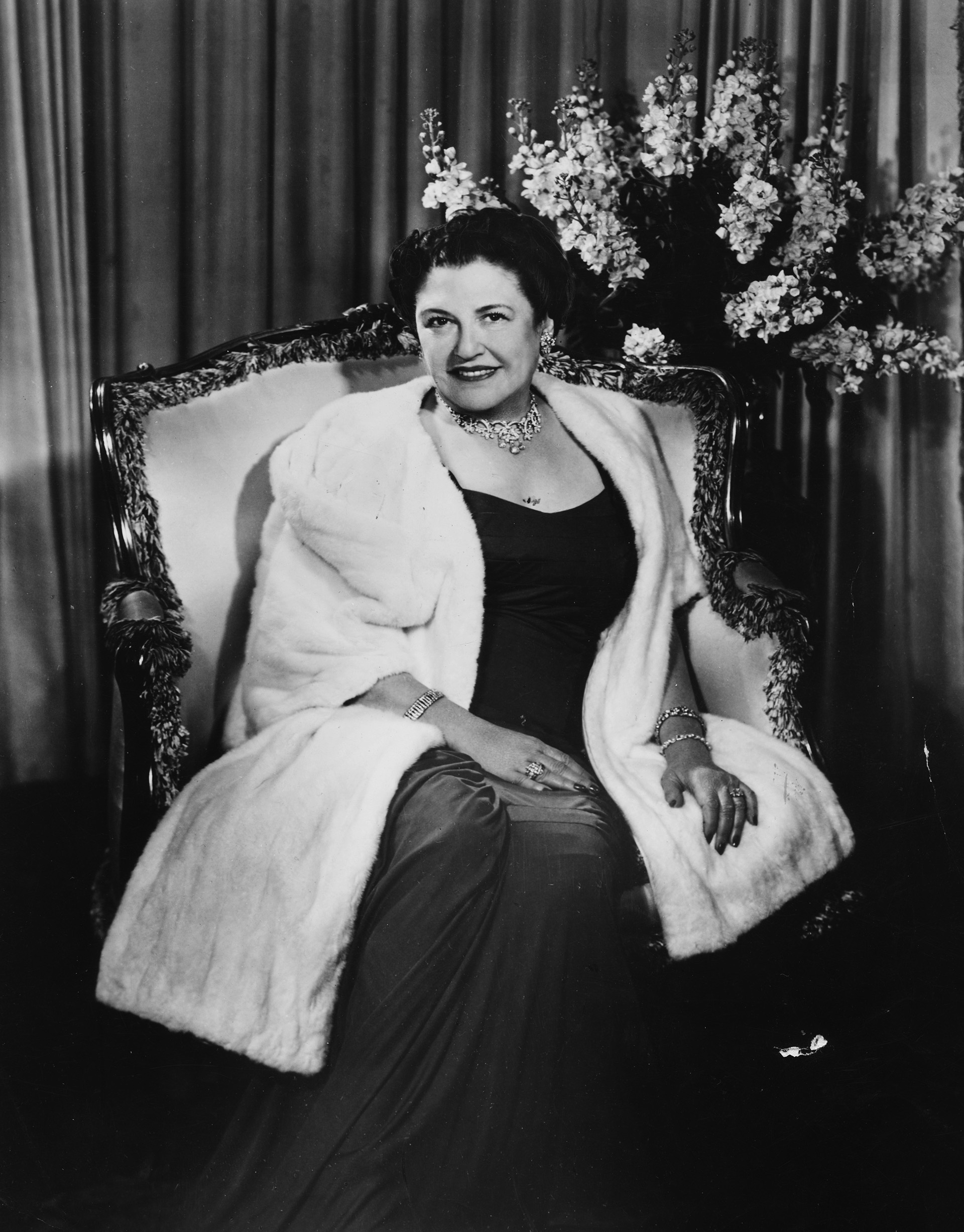 Louella Parsons, envuelta en pieles y diamantes, en 1930. (Photo by Keystone/Hulton Archive/Getty Images)