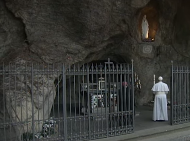 El Papa Francisco en la gruta de Lourdes del Vaticano