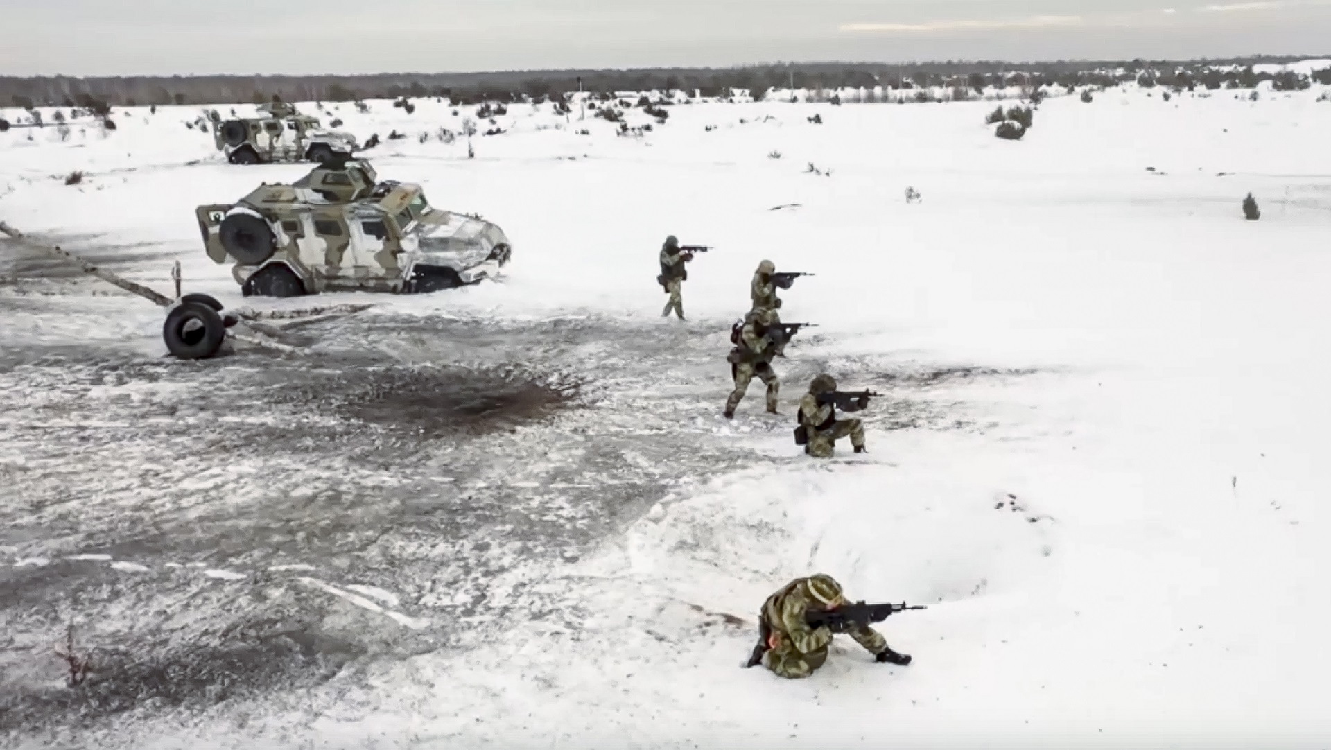 Tropas rusas participan en ejercicios en un lugar no especificado de Bielorrusia. (Servicio de Prensa del Ministerio de Defensa ruso vía AP)