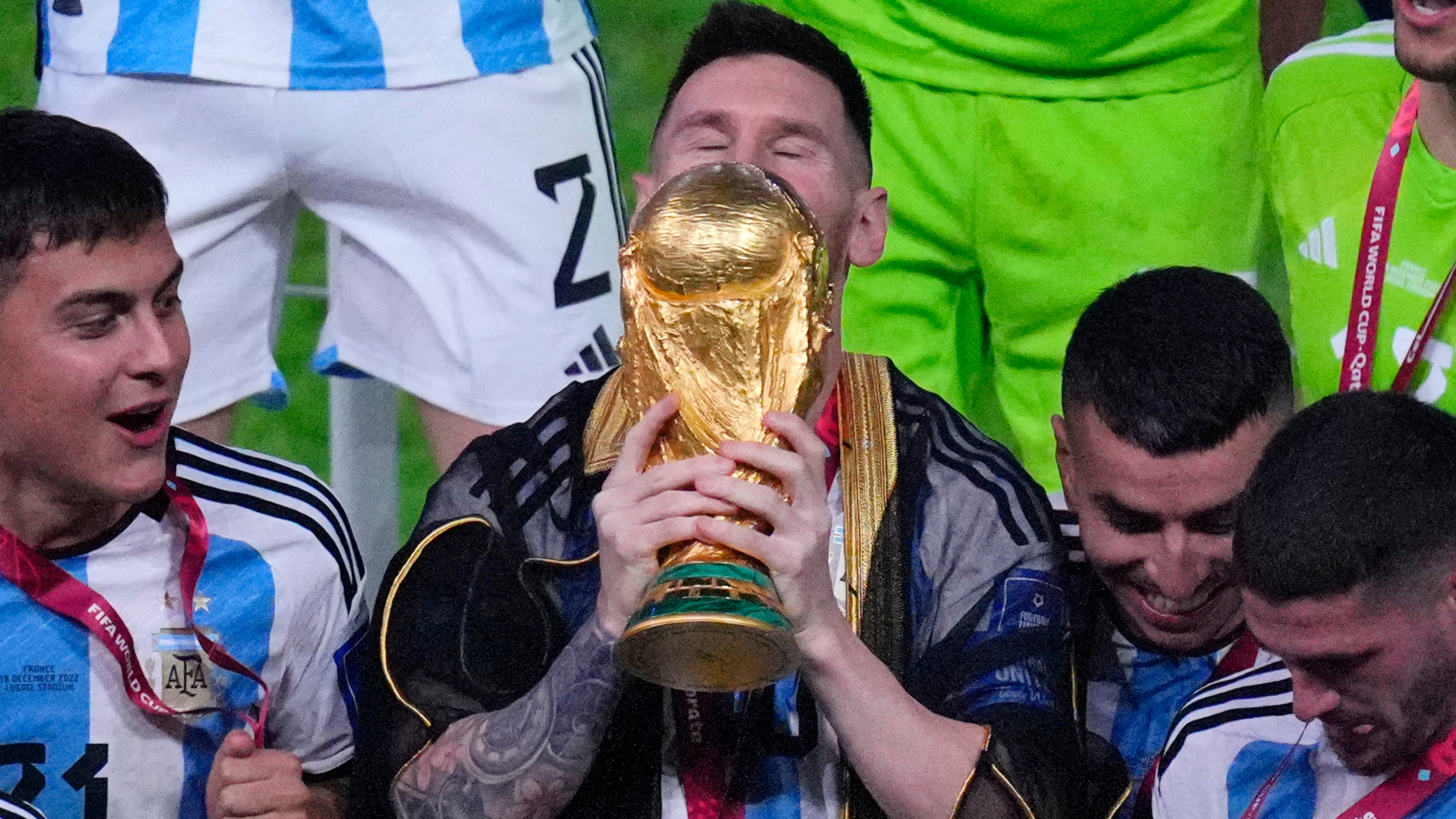 Messi y su beso inolvidable a la Copa del Mundo (AP Foto/Hassan Ammar)