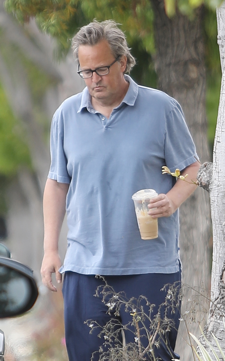 Matthew Perry was photographed on his way home from Los Angeles after walking around and buying a drink to go.  The actor -popularly known for his character in "Friends"- wore a comfortable look: blue jogging pants that he combined with a light blue sweater and sneakers.  Also, she wore glasses