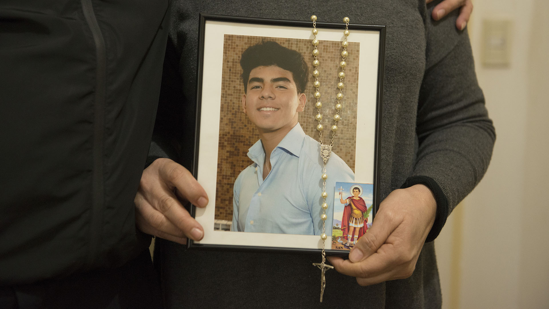 Graciela Sosa holds a photo of her son (Gastón Taylor)