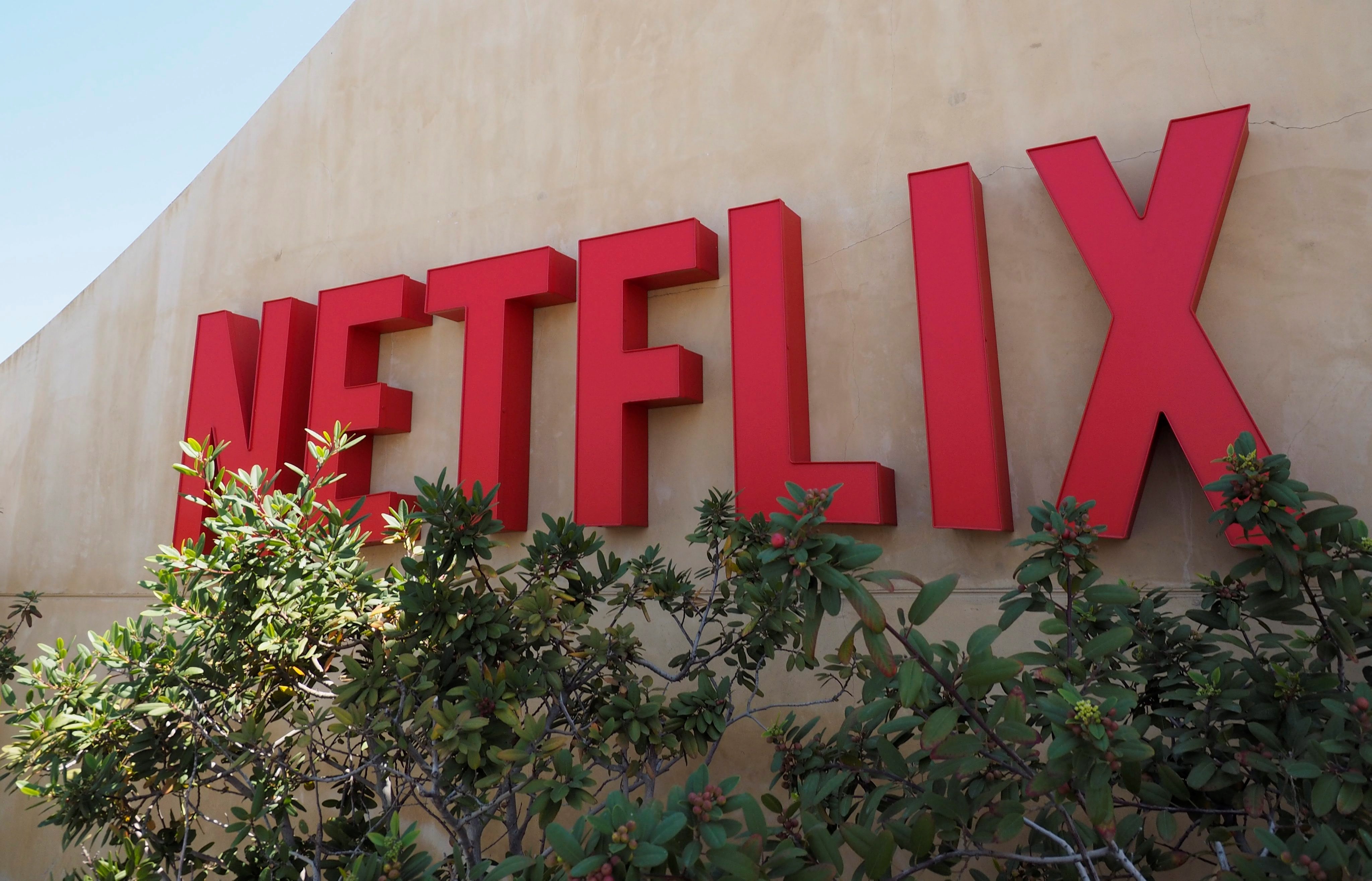 Fotografía de archivo que muestra el logotipo de la plataforma líder de televisión por internet a nivel mundial, Netflix, en su sede de Los Gatos, California (Estados Unidos). EFE/JOHN G. MABANGLO/Archivo

