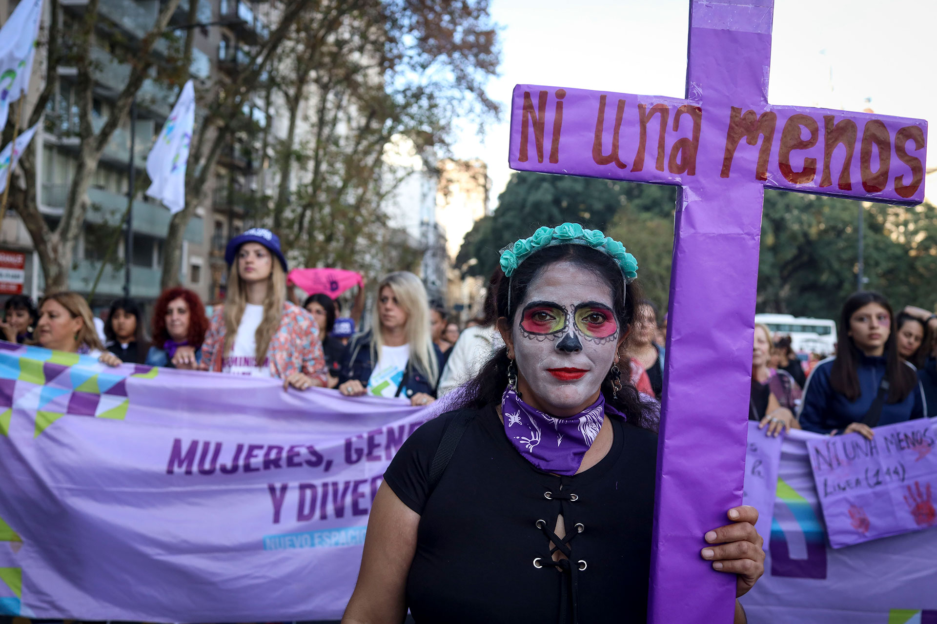 Comenzó la octava marcha de #NiUnaMenos y miles de mujeres se movilizan hacia el Congreso en contra de la violencia machista
