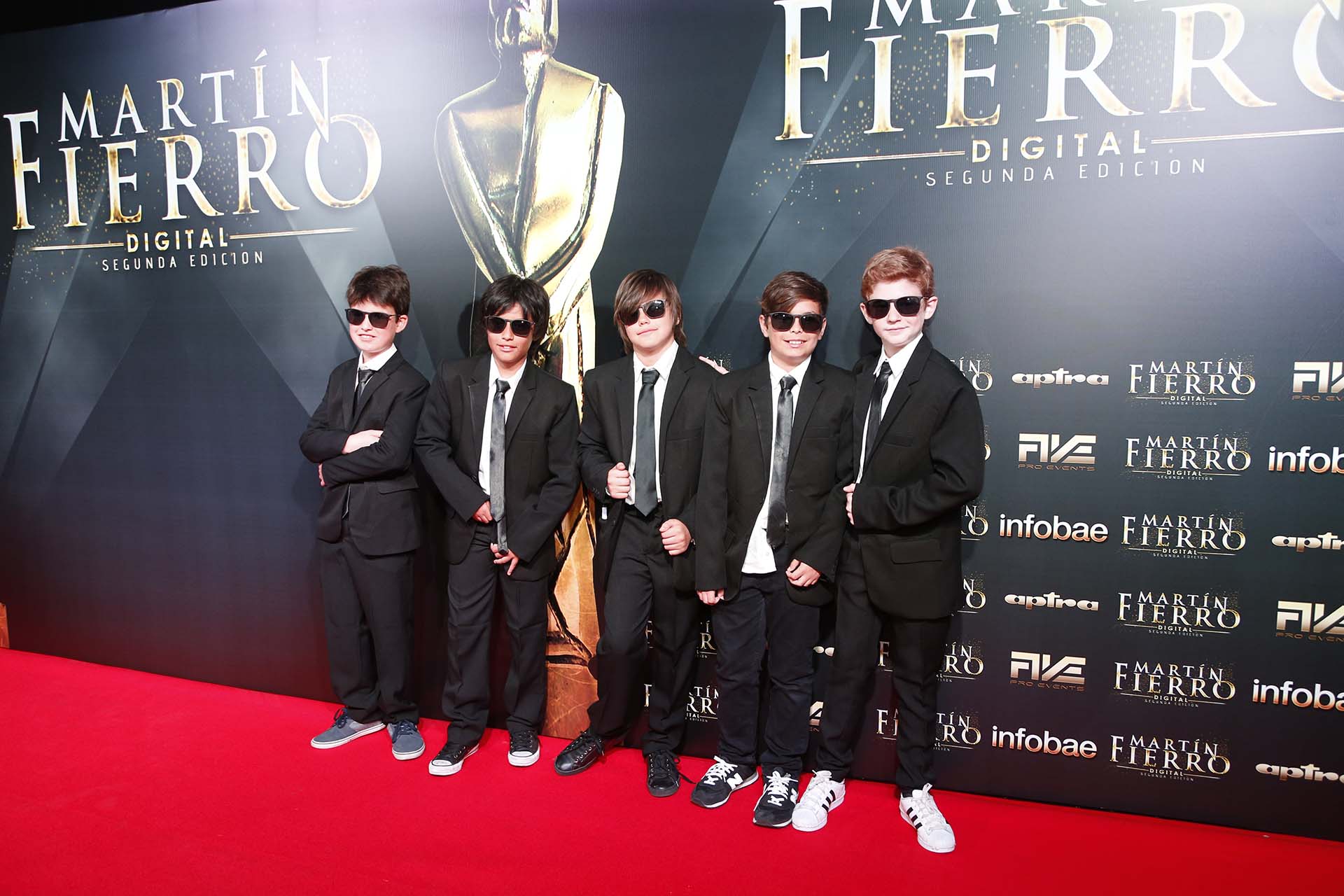 The Centennials, the little influencers in a recent installment of the Martín Fierro Digital, all wore black tuxedos with gray ties and sporty detail on canvas sneakers