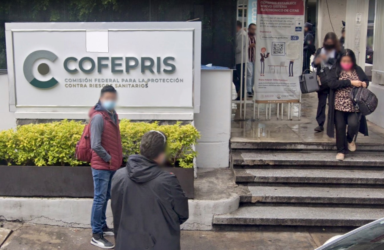 Cofepris denunció haber recibido amenazas de multas y despidos para otorgar la autorización. (Google Maps)