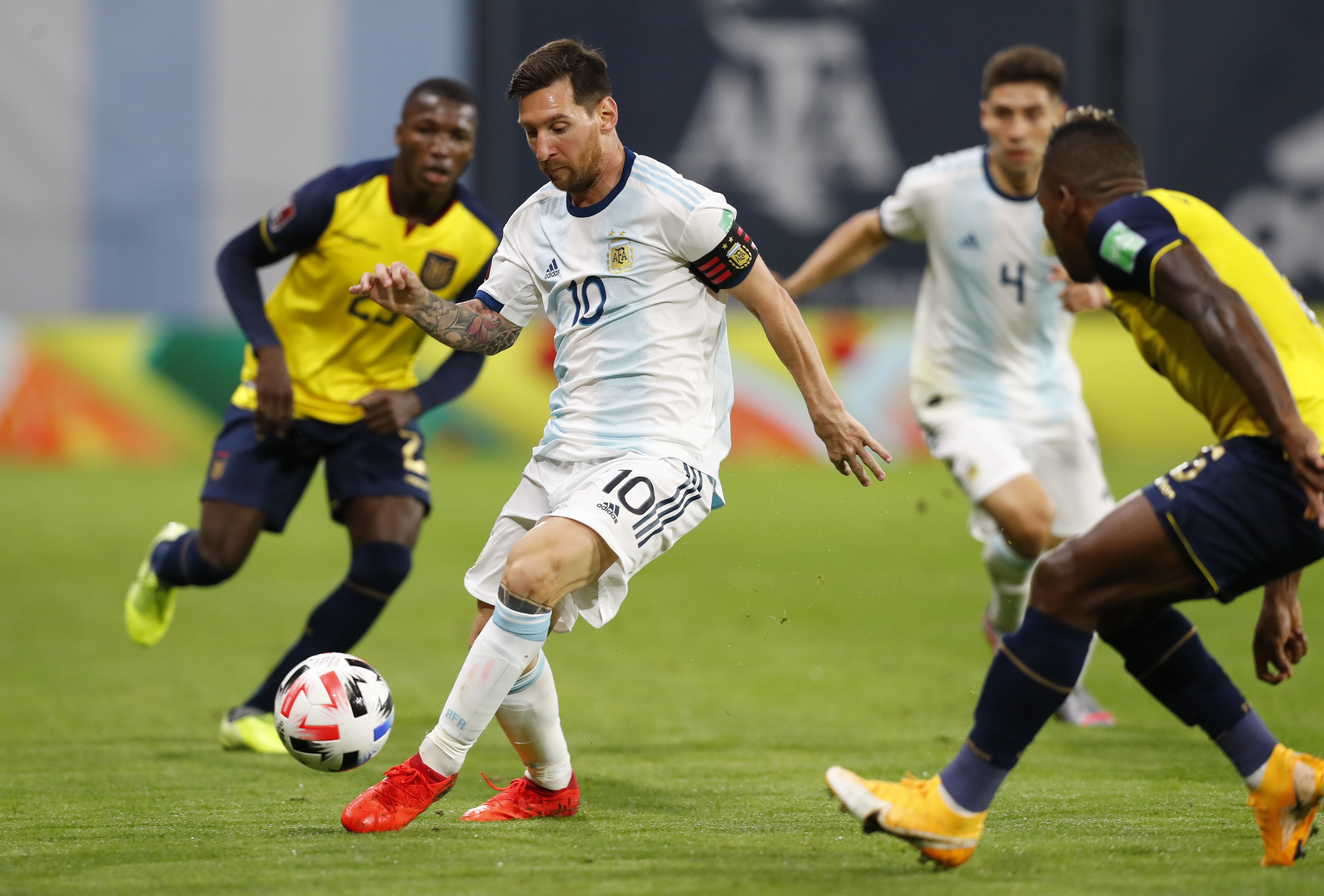 Messi rodeado por los rivales. En un momento del partido le reclamó al árbitro por los roces permanentes de la visita (REUTERS/Agustin Marcarian)