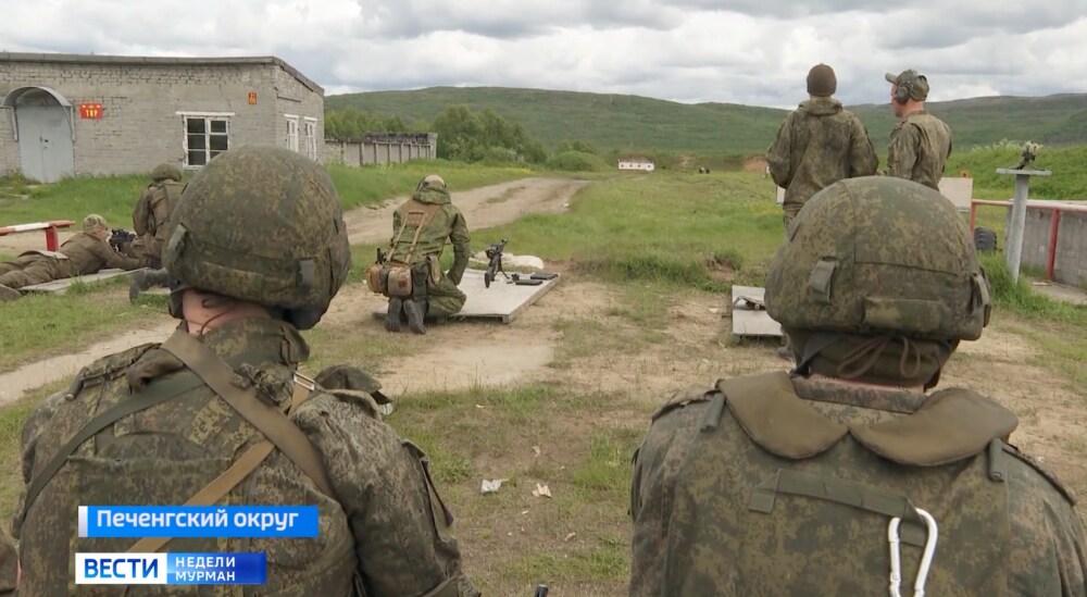 Una captura de pantalla de una emisión de julio de la televisión estatal muestra a soldados "voluntarios mixtos" entrenándose en Pechenga mientras se preparan para desplegarse en Ucrania como refuerzos de unidades del 200 que ya habían sufrido graves pérdidas. (GTRK Murman/Vesti)