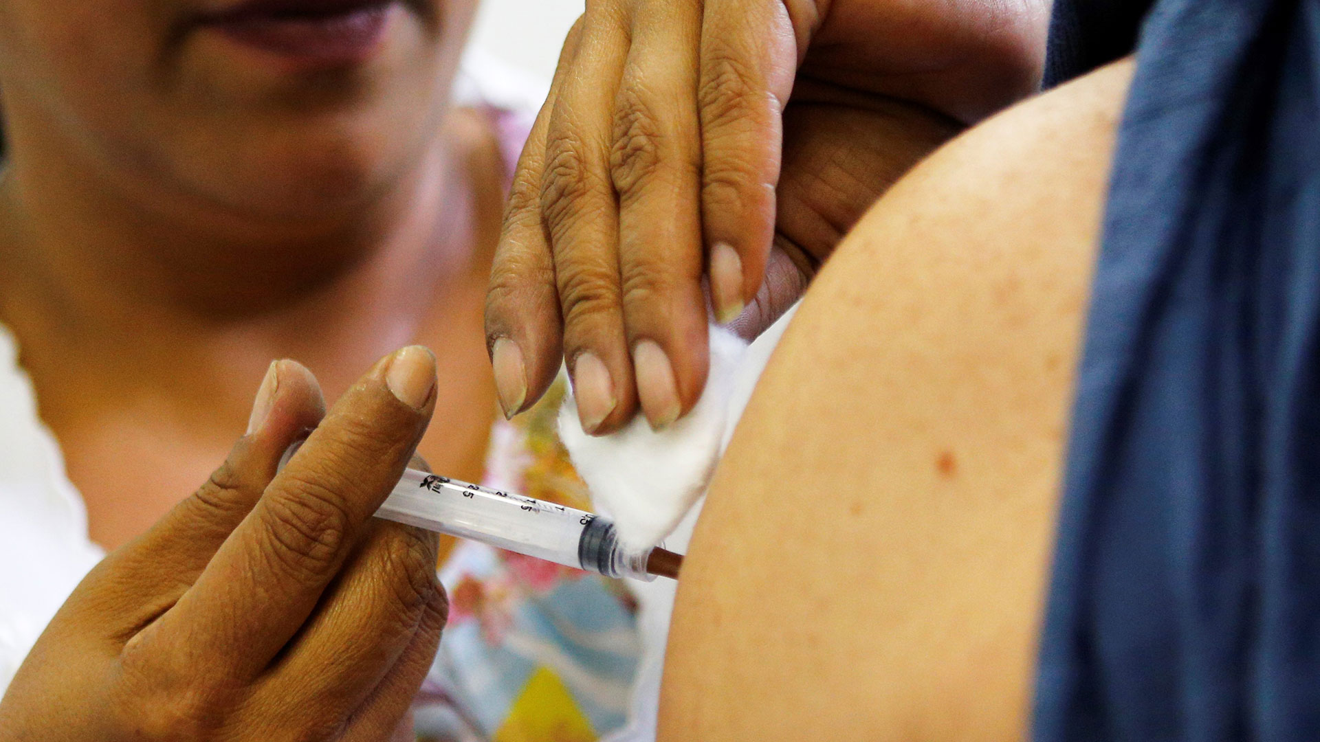 No existe aún un tratamiento específico y autorizado para la fiebre amarilla, pero sí está disponible una vacuna para su prevención (Getty Images)