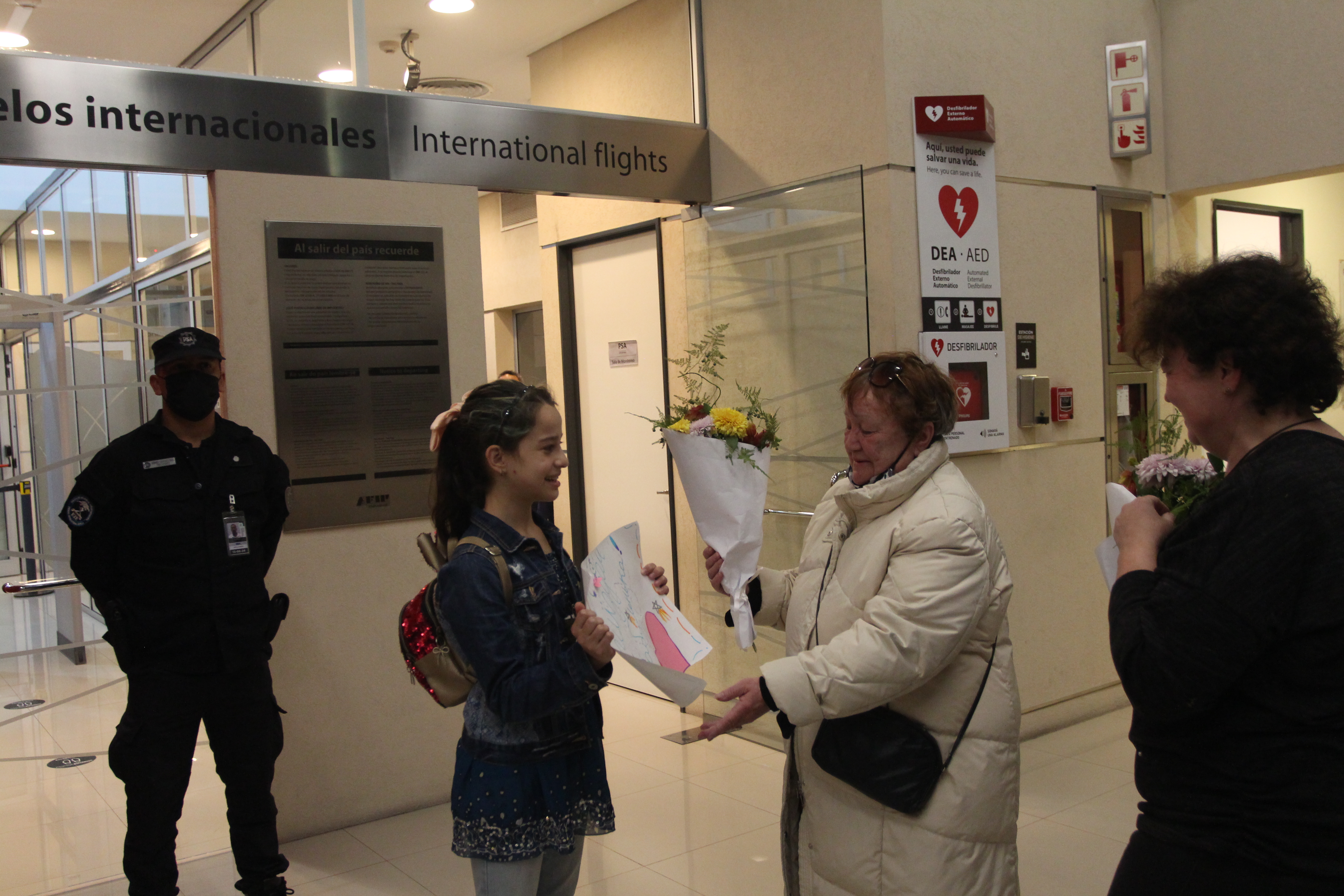 Carolina saluda a su abuela Irina, recién llegada en el vuelo. Ella huyó de Járkov hace dos semanas