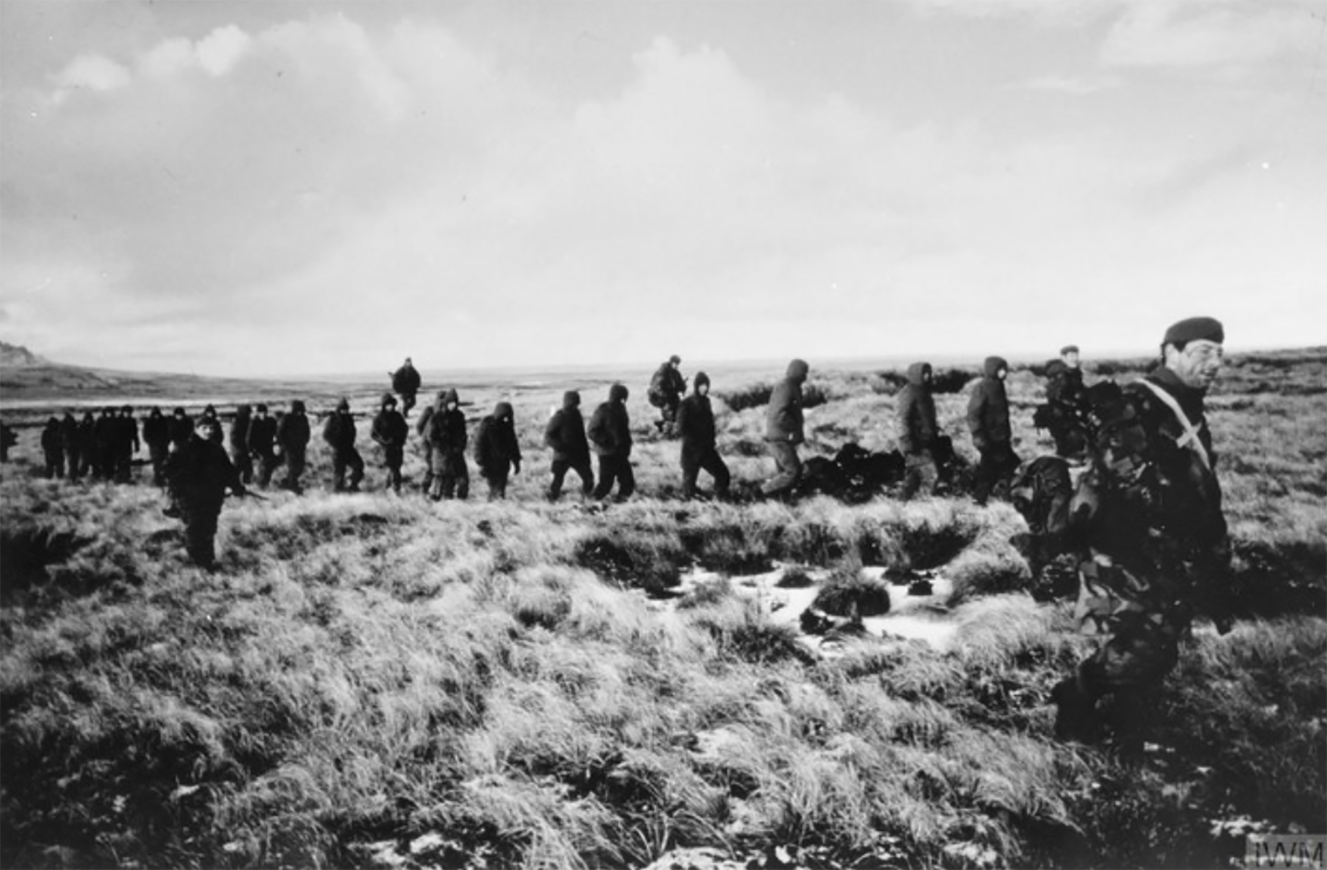 Prisioneros argentinos capturados en Tumbledown caminan bajo vigilancia. En el combate participaron alrededor de 600 hombres del 2º Batallón del Regimiento de Paracaidistas (Foto: Paul Haley, Soldier Magazine, © IWM FKD 363)