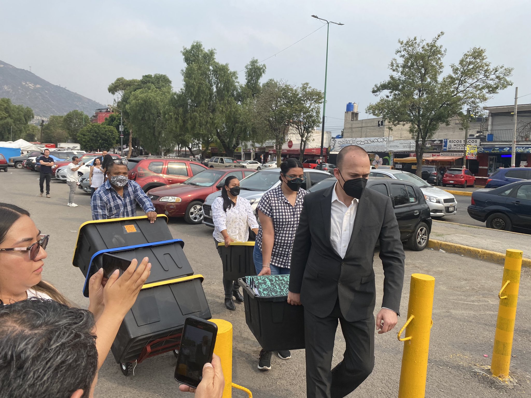 El expresidente de la Federación Mexicana de Natación en su llegada al Reclusorio Norte con varias carpetas con documentos (Twitter)