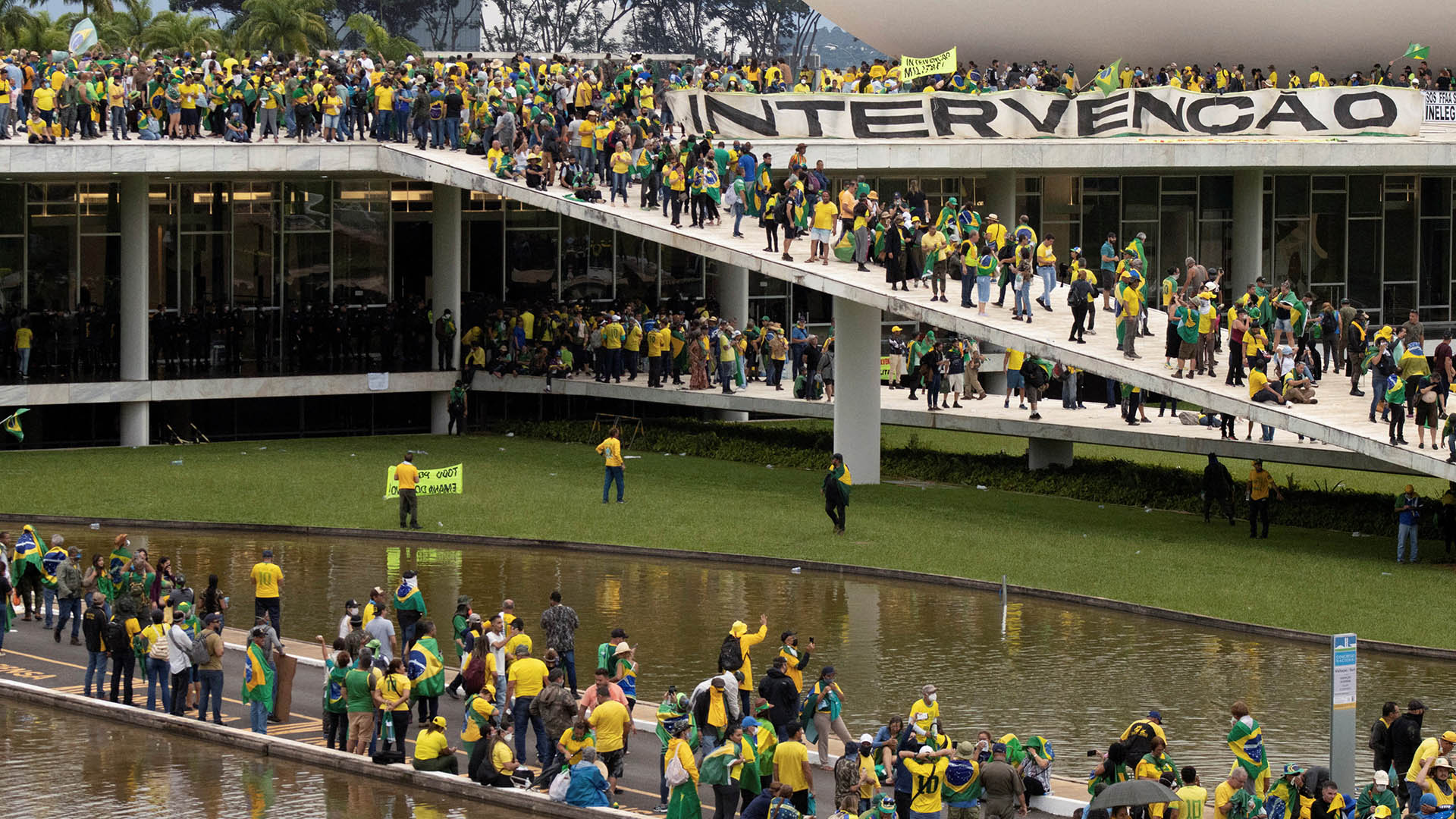 Los partidarios de Jair Bolsonaro toman la sede gubernamental en Brasilia (Reuters)