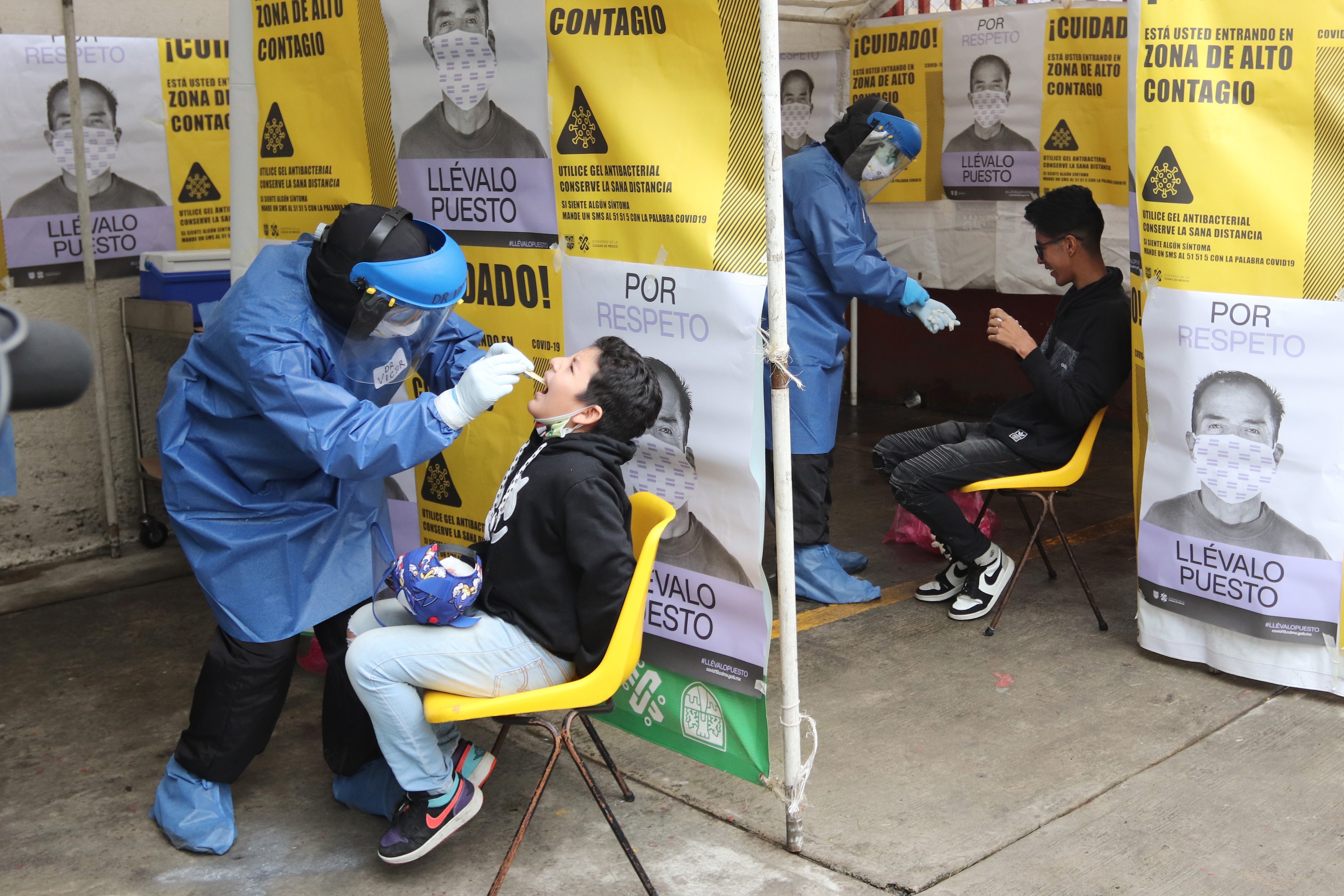 En octubre, México enfrentará una nueva temporada de influenza, una enfermedad que por sí sola cobraría miles de vidas, por lo que especialistas aseguran que este podría ser un otoño aún más mortal para el país. (Foto: EFE)