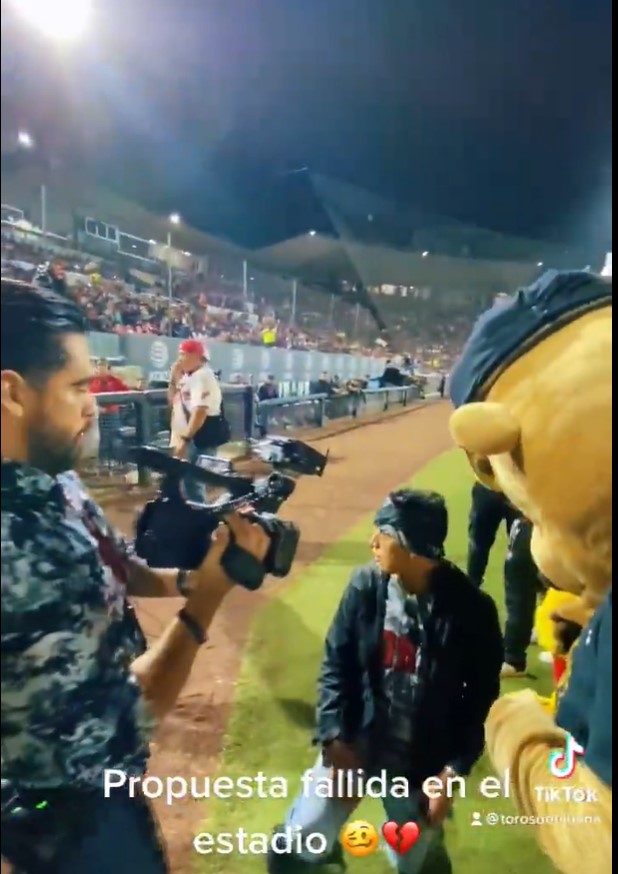 Lo que pretendía ser un momento memorable, trascendió de una inesperada forma (Foto: Captura de pantalla Tik Tok / @TorosDeTijuana)