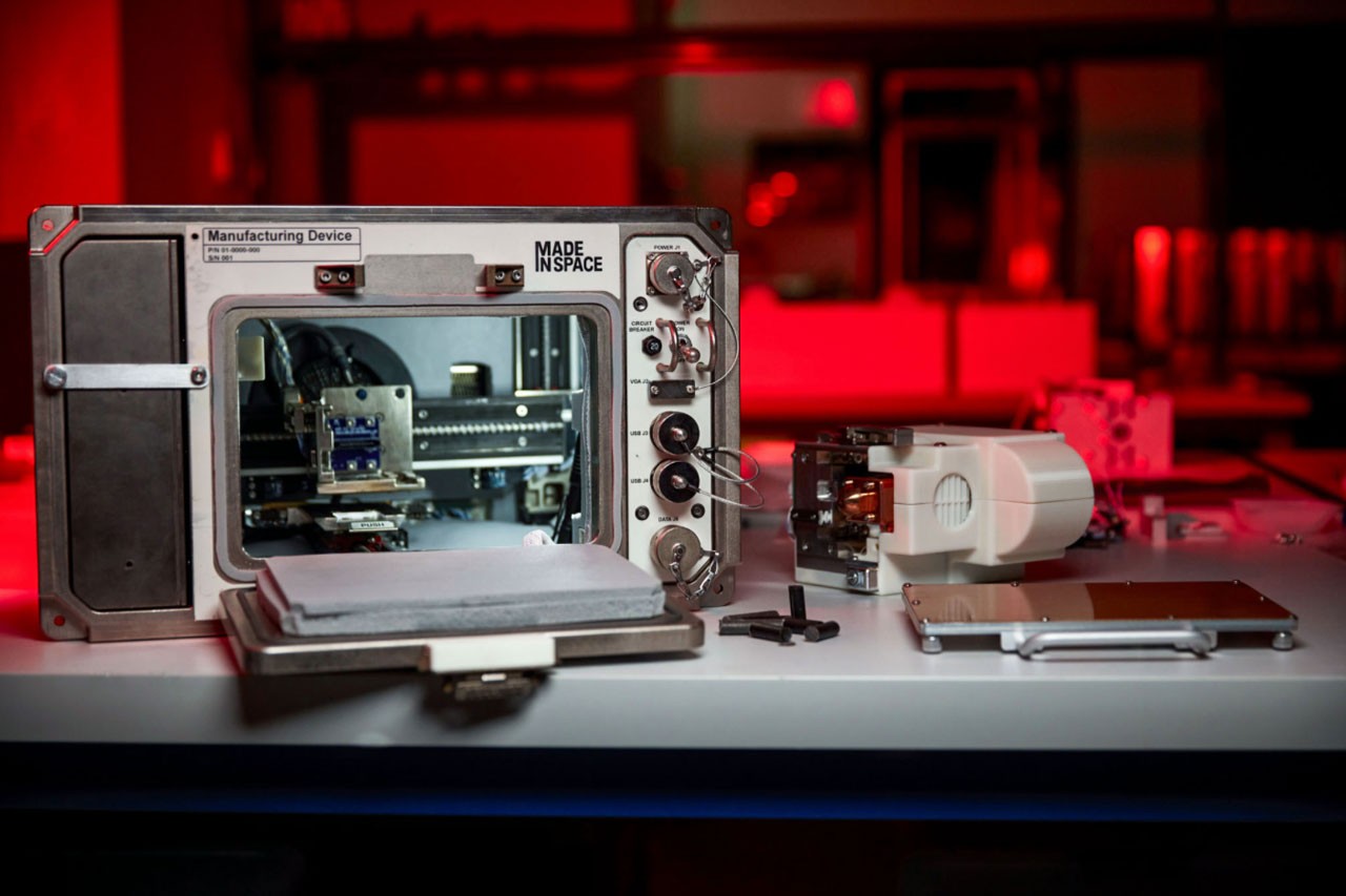 El proyecto Redwire Regolith Print (RRP) funcionará en conjunto con un sistema de impresora (ManD) para probar la impresión 3D de regolito simulado (NASA)